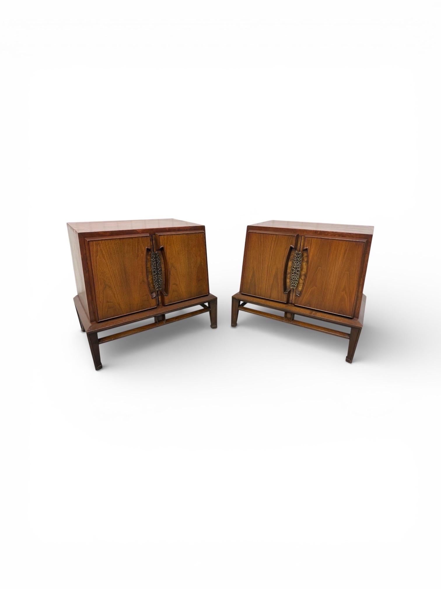 Mid-Century Modern Helen Hobey Baker Walnut Nightstands - Set of 2 in vendita