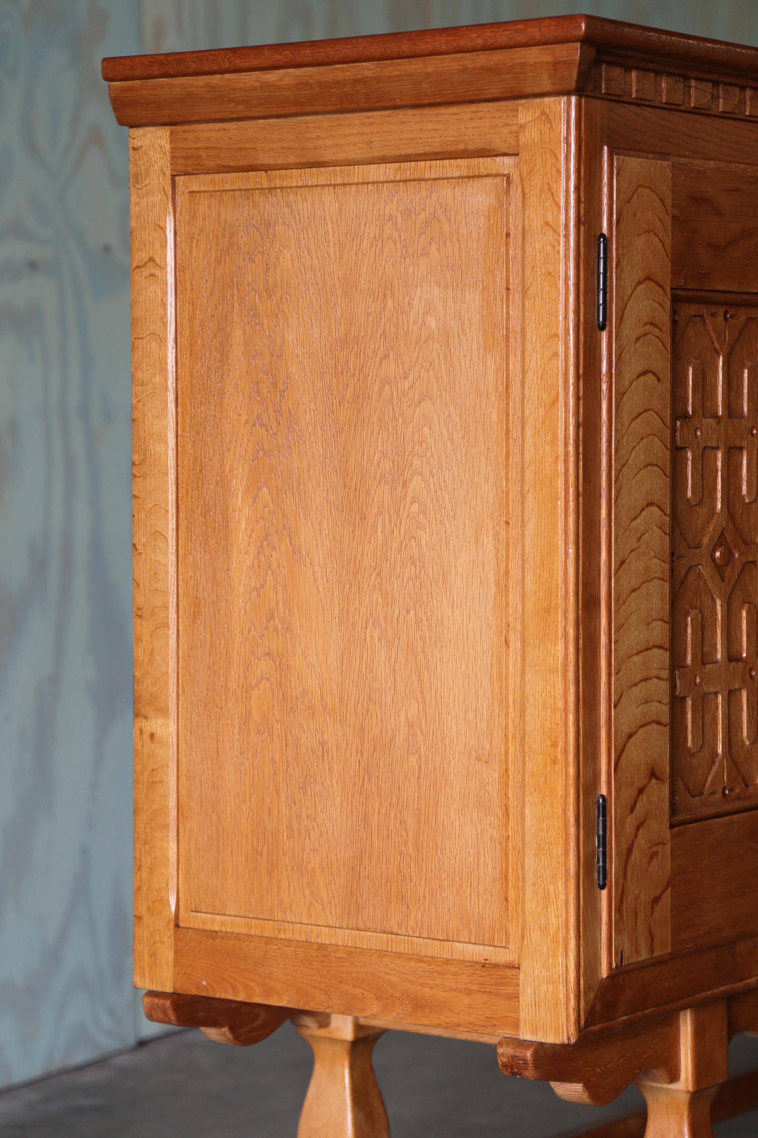 Mid Century Modern Henning Kjaernulf Style Tall Cabinet / Sideboard in White Oak in vendita 5