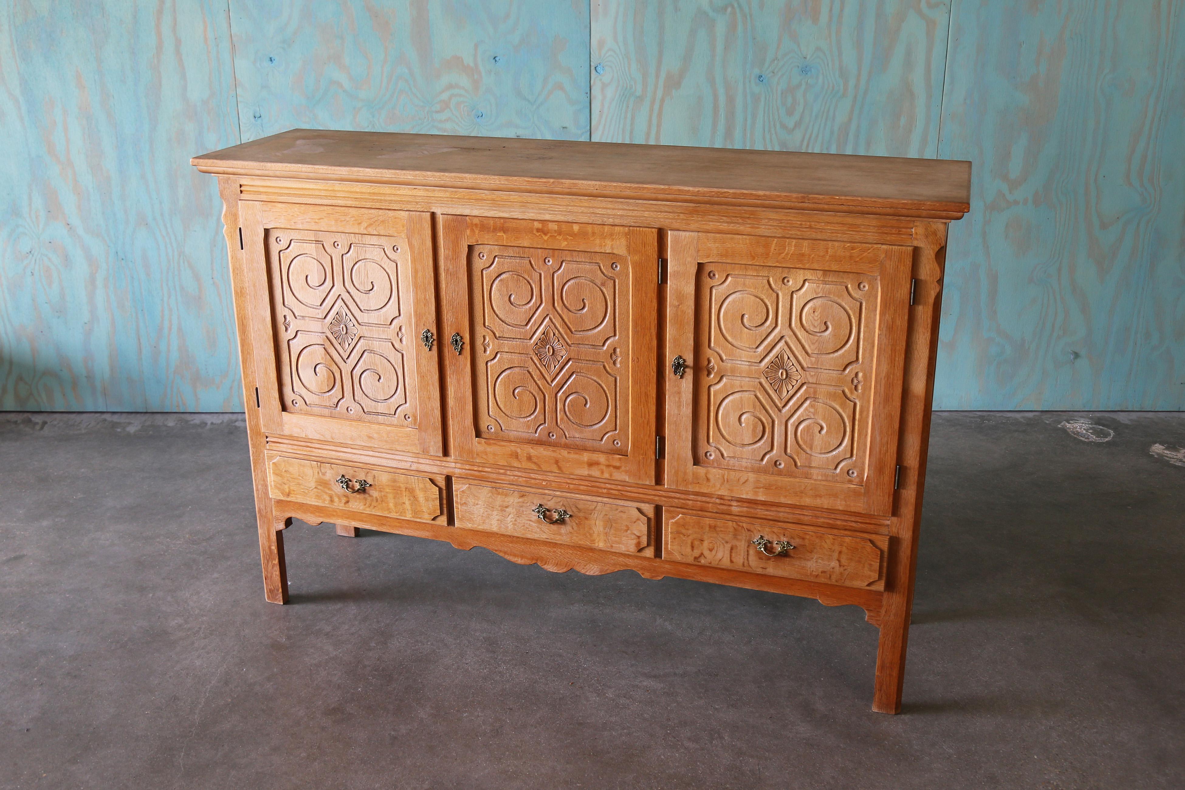 Mid-Century moderno Mid Century Modern Henning Kjaernulf Style Tall Cabinet / Sideboard in White Oak in vendita