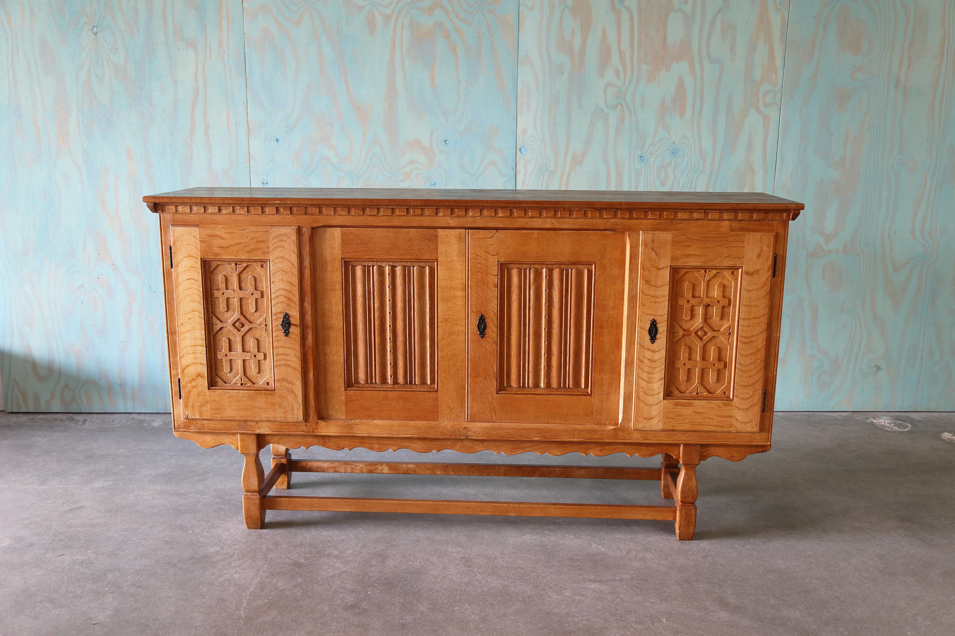 Mid-Century moderno Mid Century Modern Henning Kjaernulf Style Tall Cabinet / Sideboard in White Oak in vendita