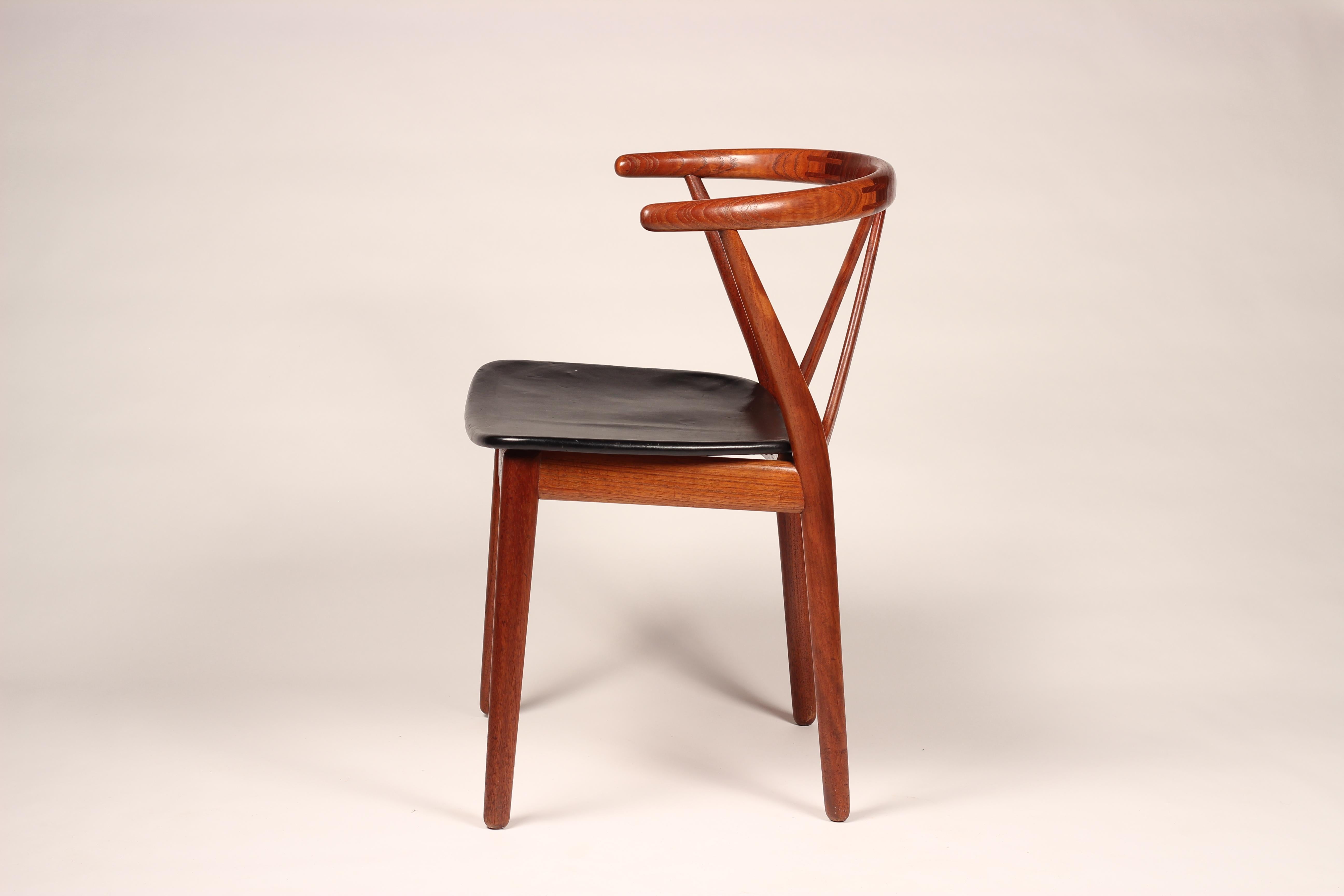 One dining chair or desk chair model 255, in teak and leather by Henning Kjærnulf for Bruno Hansen, Denmark, 1950s. These solid teak chairs have a beautiful curved back. The diagonal support of the back makes the design of these chairs very open and