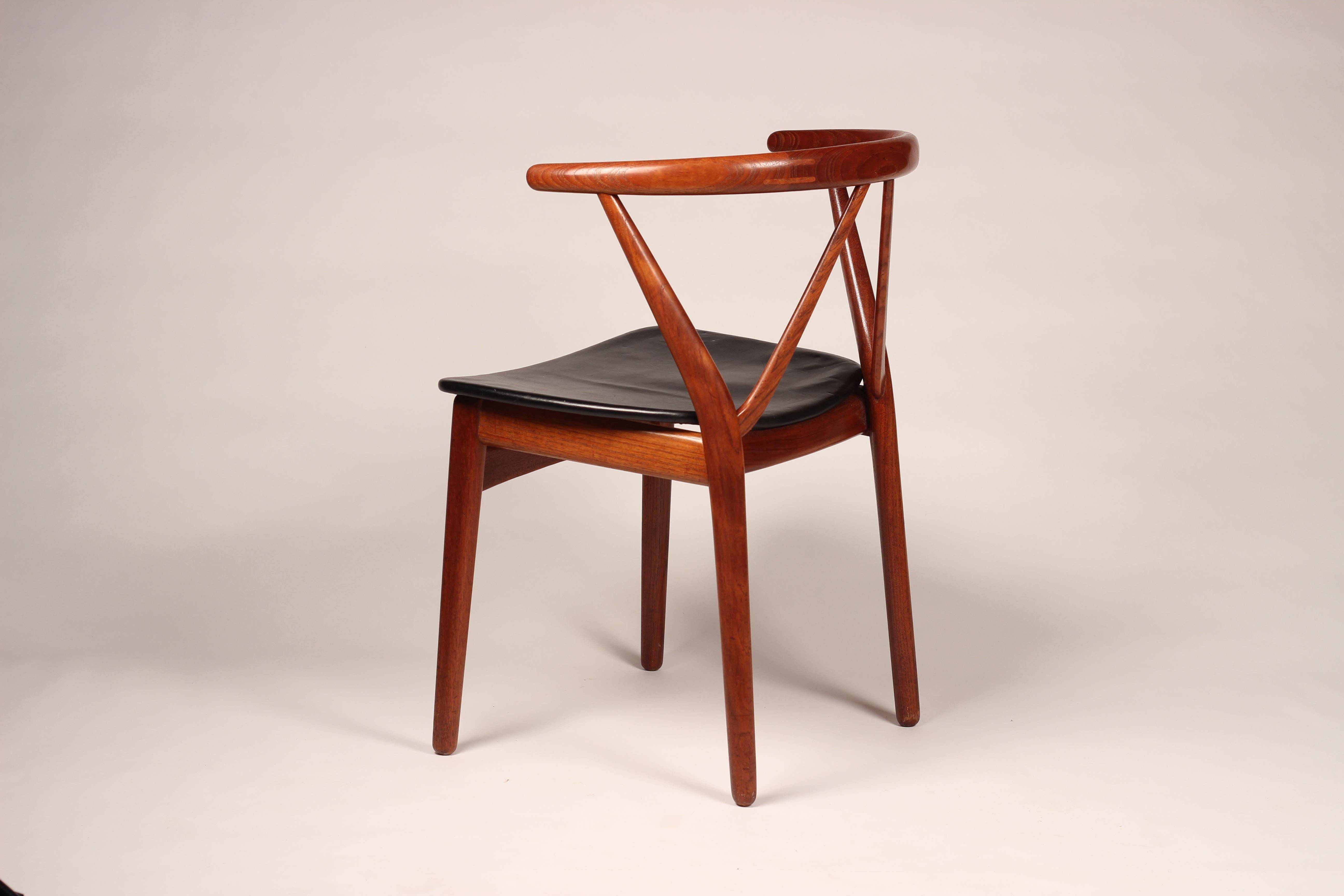 Scandinavian Modern Mid-Century Modern Henning Kjærnulf Teak and Leather Dining Chair Model 255 For Sale
