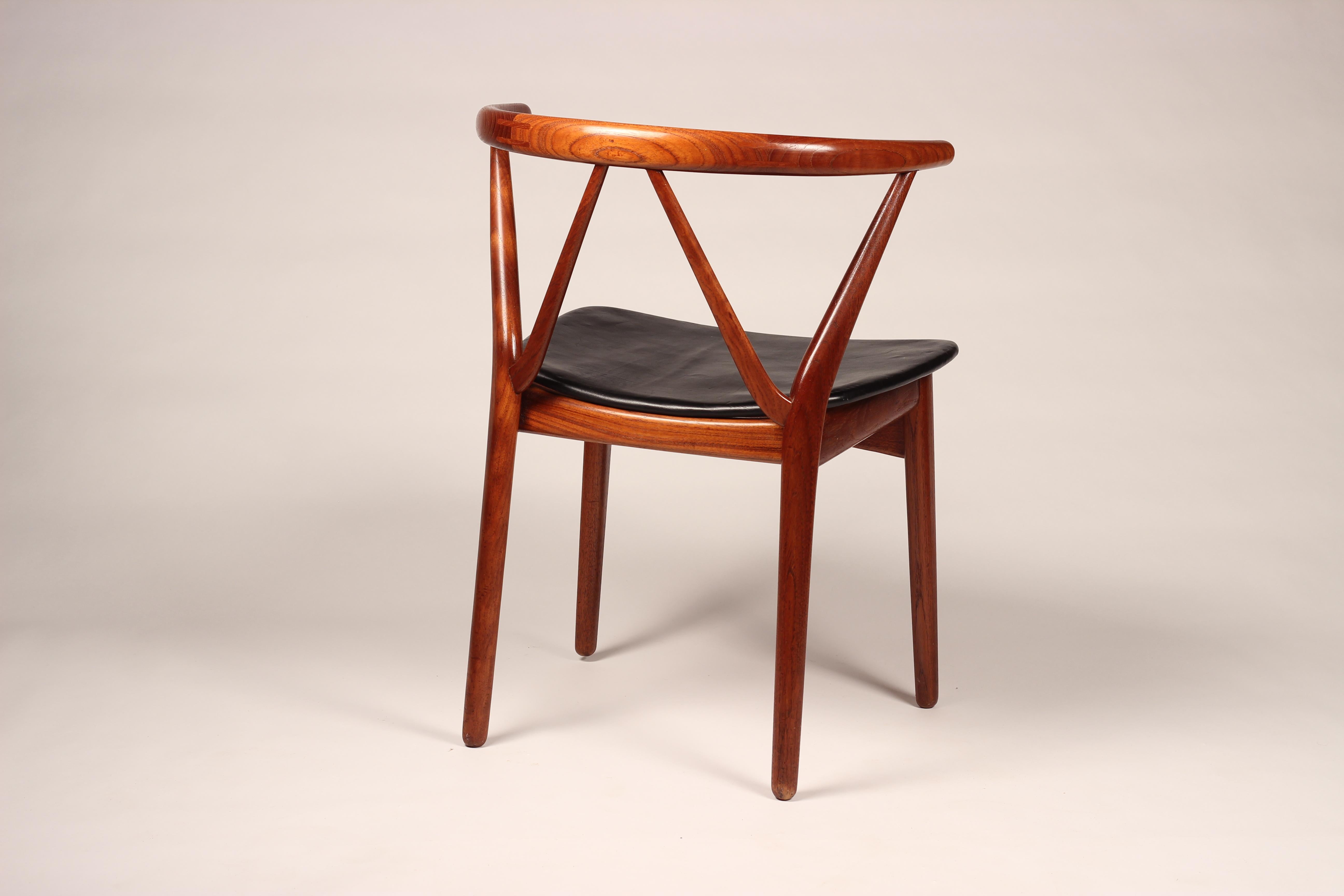 Mid-Century Modern Henning Kjærnulf Teak and Leather Dining Chair Model 255 In Good Condition For Sale In London, GB