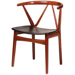 Silla de comedor moderna de mediados de siglo Henning Kjærnulf de teca y cuero Model 255