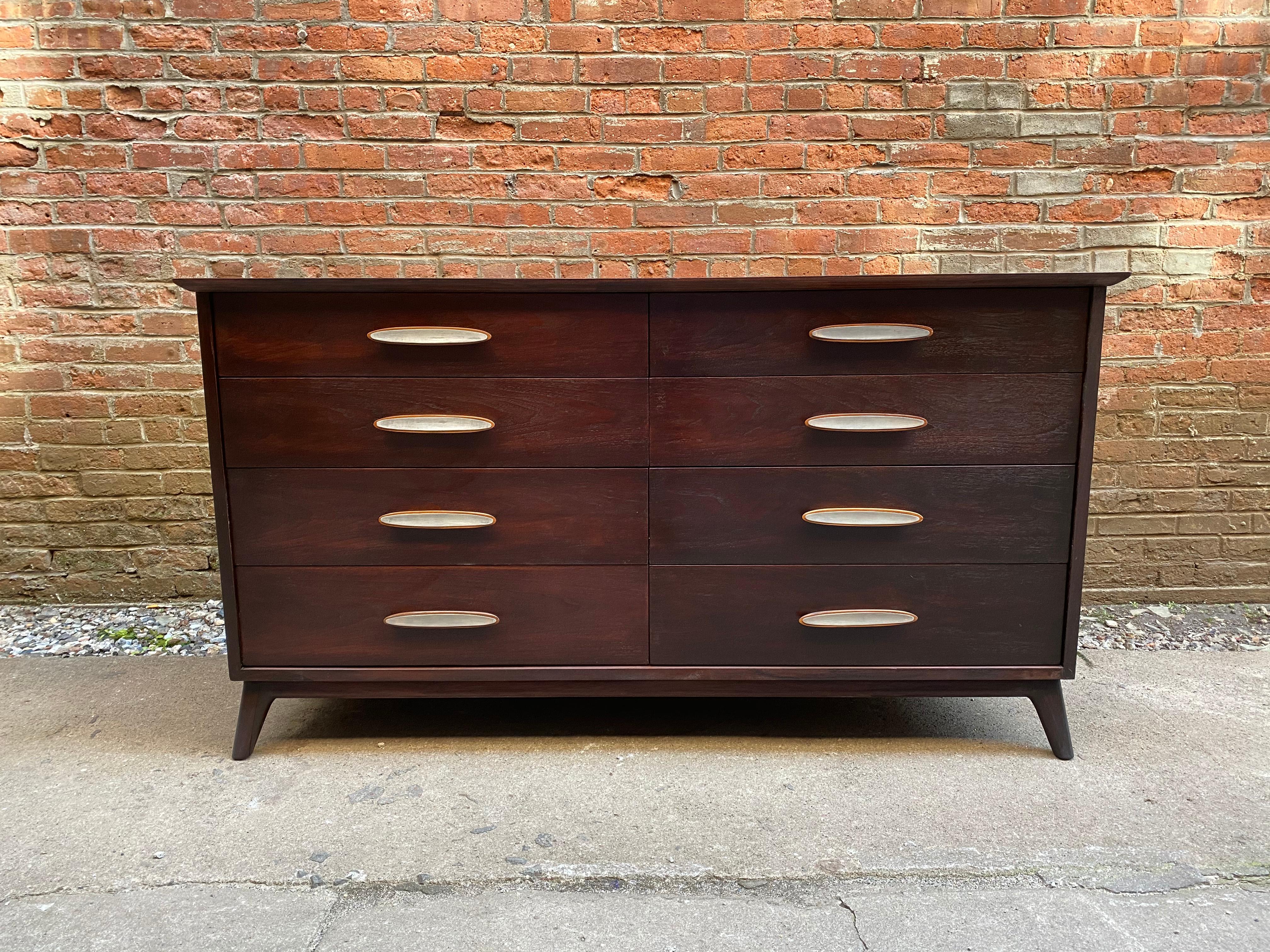 Mid-Century Modern mahogany eight drawer dresser for Heritage Henredon, circa 1960. Nicely figure mahogany veneers with solid walnut and aluminum pulls. Splayed legs, inlaid and beveled edge top. Good older refinish.

Measures: 20” deep x 60” wide