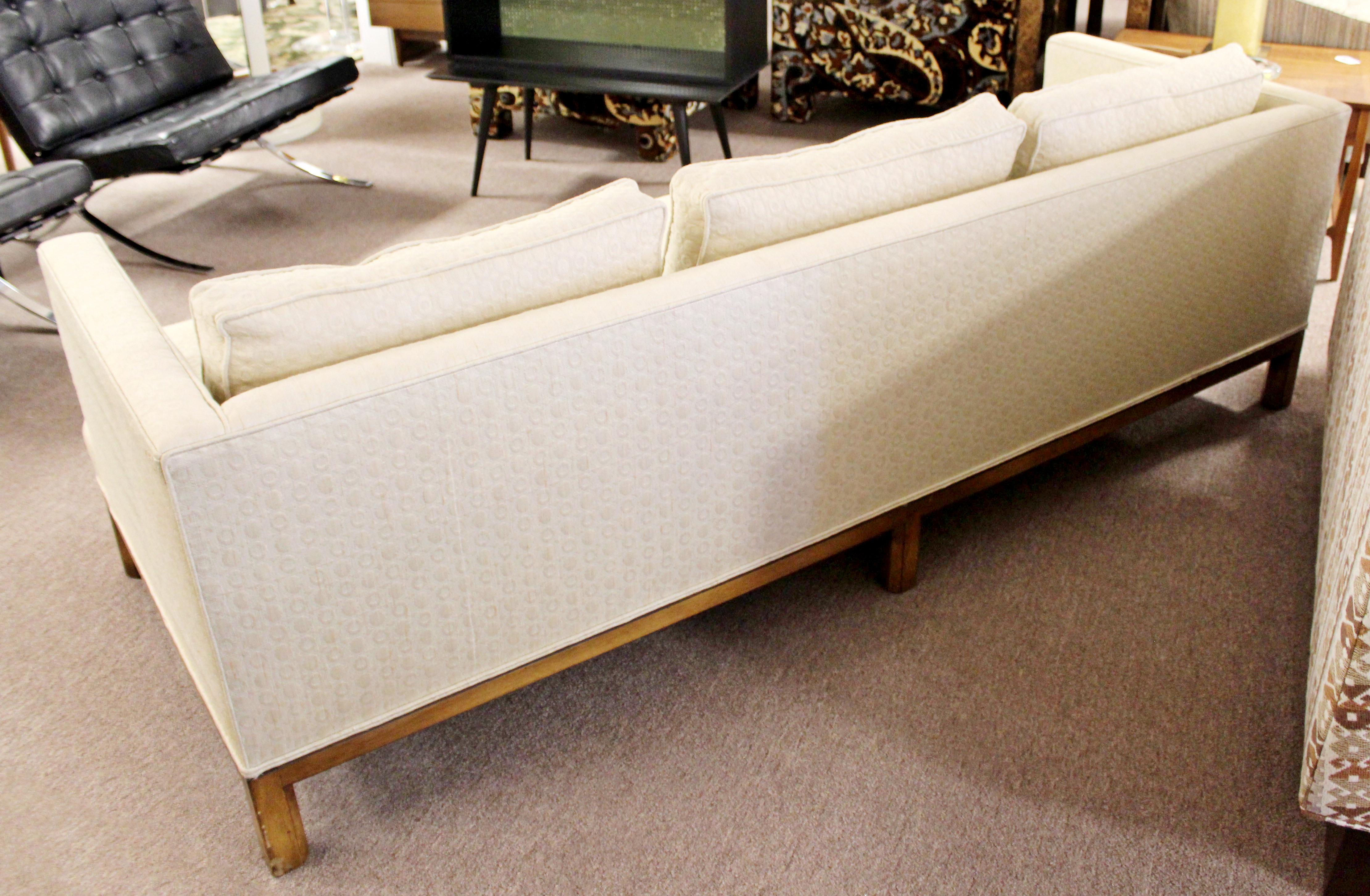 Mid-Century Modern Henredon Cream Sofa Wood Base Dunbar Style, 1960s In Good Condition In Keego Harbor, MI