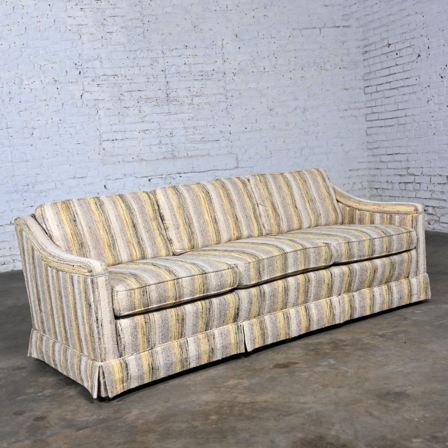 Maravilloso sofá de mediados del siglo XX de estilo moderno Henredon modificado Lawson, con tela original a rayas amarillas y beige, 3 cojines de asiento sueltos con muelles interiores de pluma envueltos en poliéster, 3 cojines de respaldo sueltos
