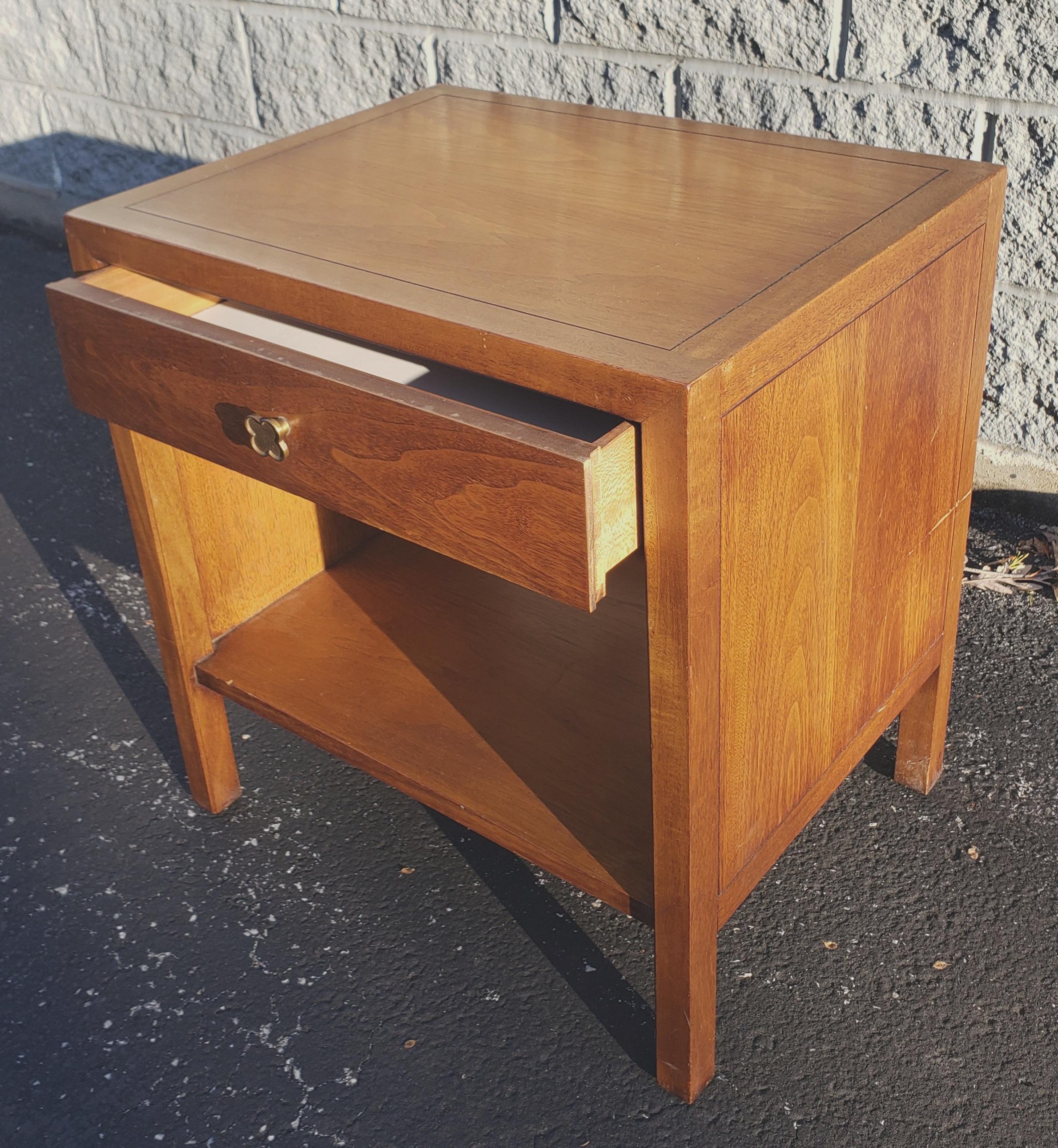 Mid-Century Modern Henredon Walnut Bedside Tables Nightstands, A Pair For Sale 4