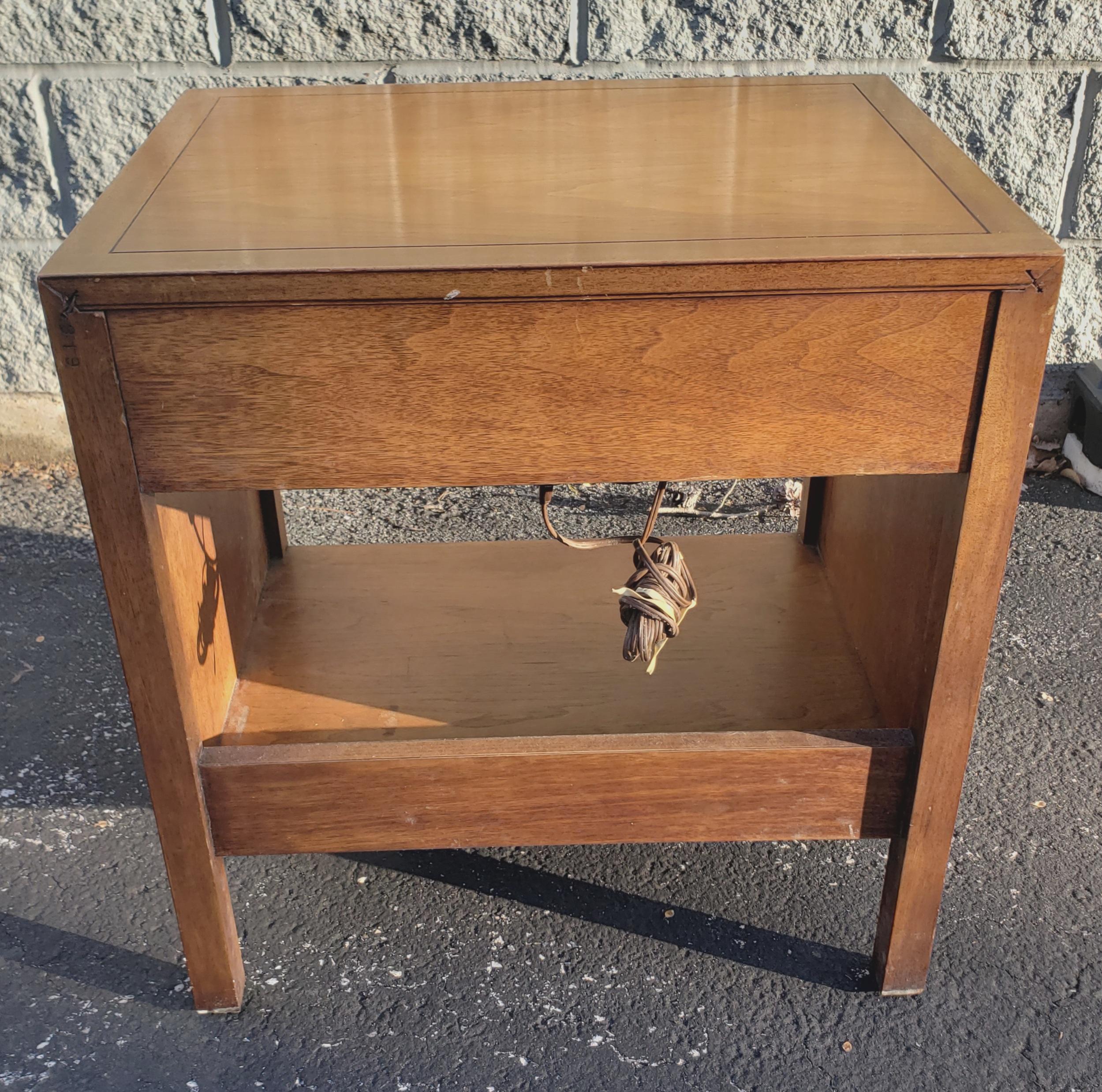 Mid-Century Modern Henredon Walnut Bedside Tables Nightstands, A Pair For Sale 4