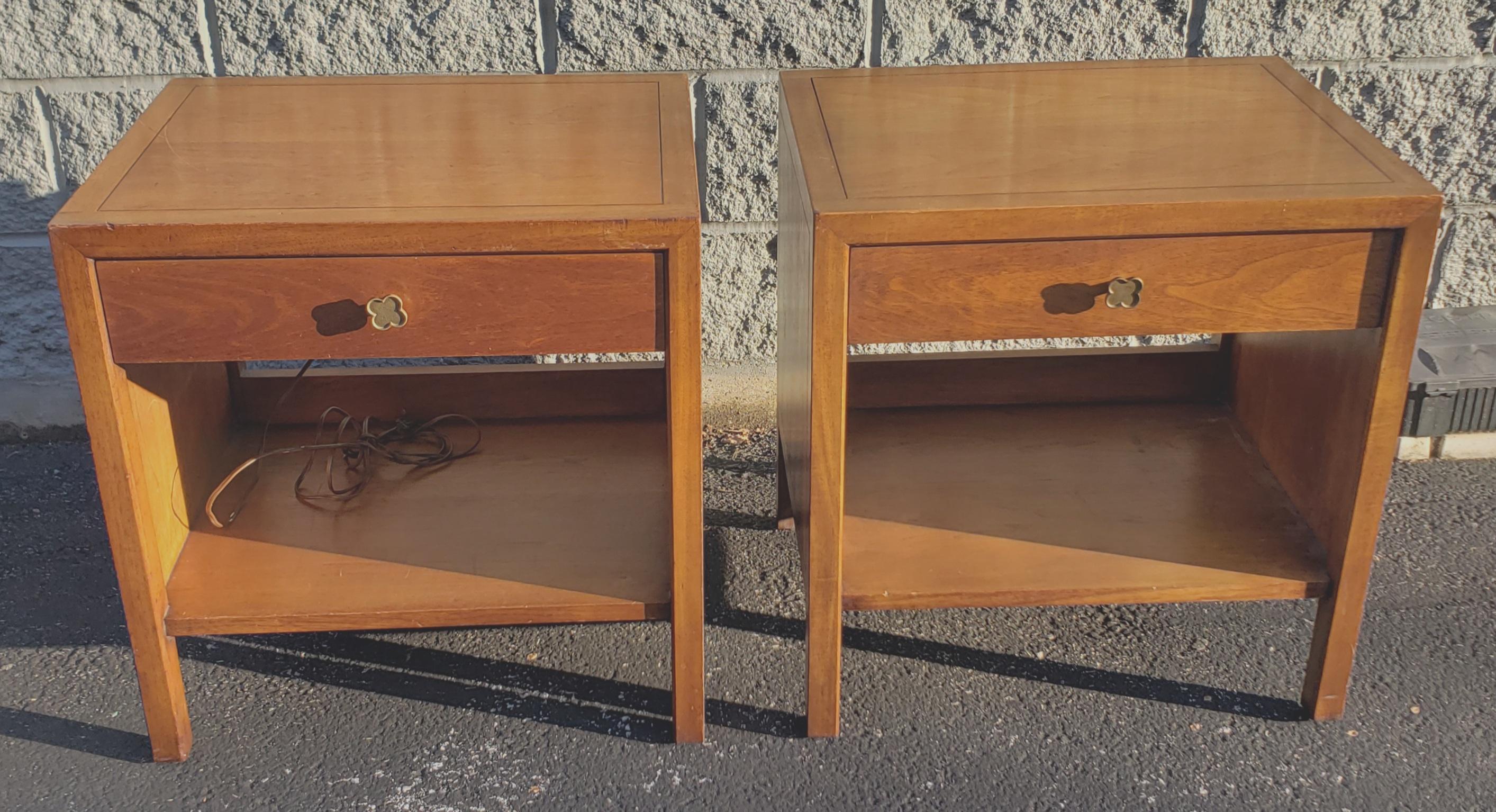 American Mid-Century Modern Henredon Walnut Bedside Tables Nightstands, A Pair For Sale