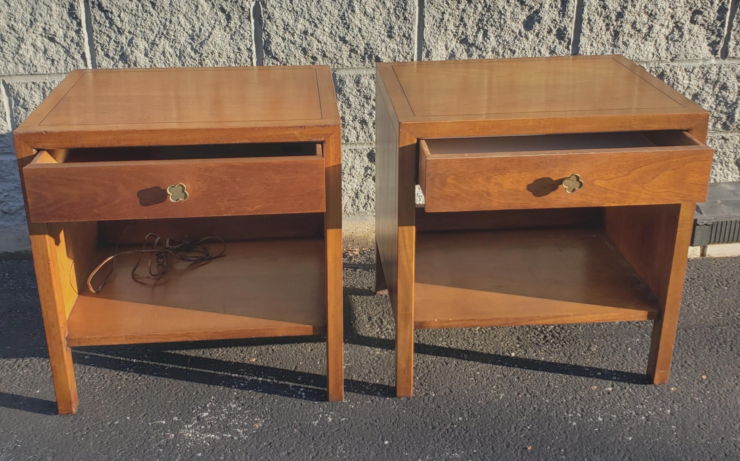 American Mid-Century Modern Henredon Walnut Bedside Tables Nightstands, A Pair