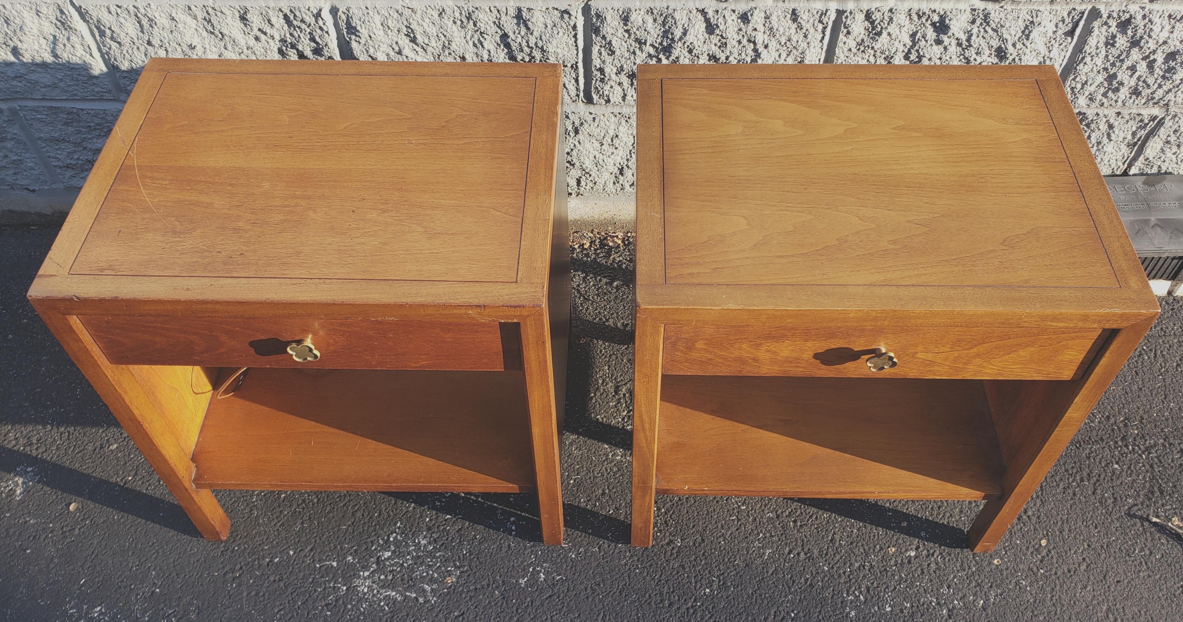 Mid-Century Modern Henredon Walnut Bedside Tables Nightstands, A Pair In Good Condition For Sale In Germantown, MD
