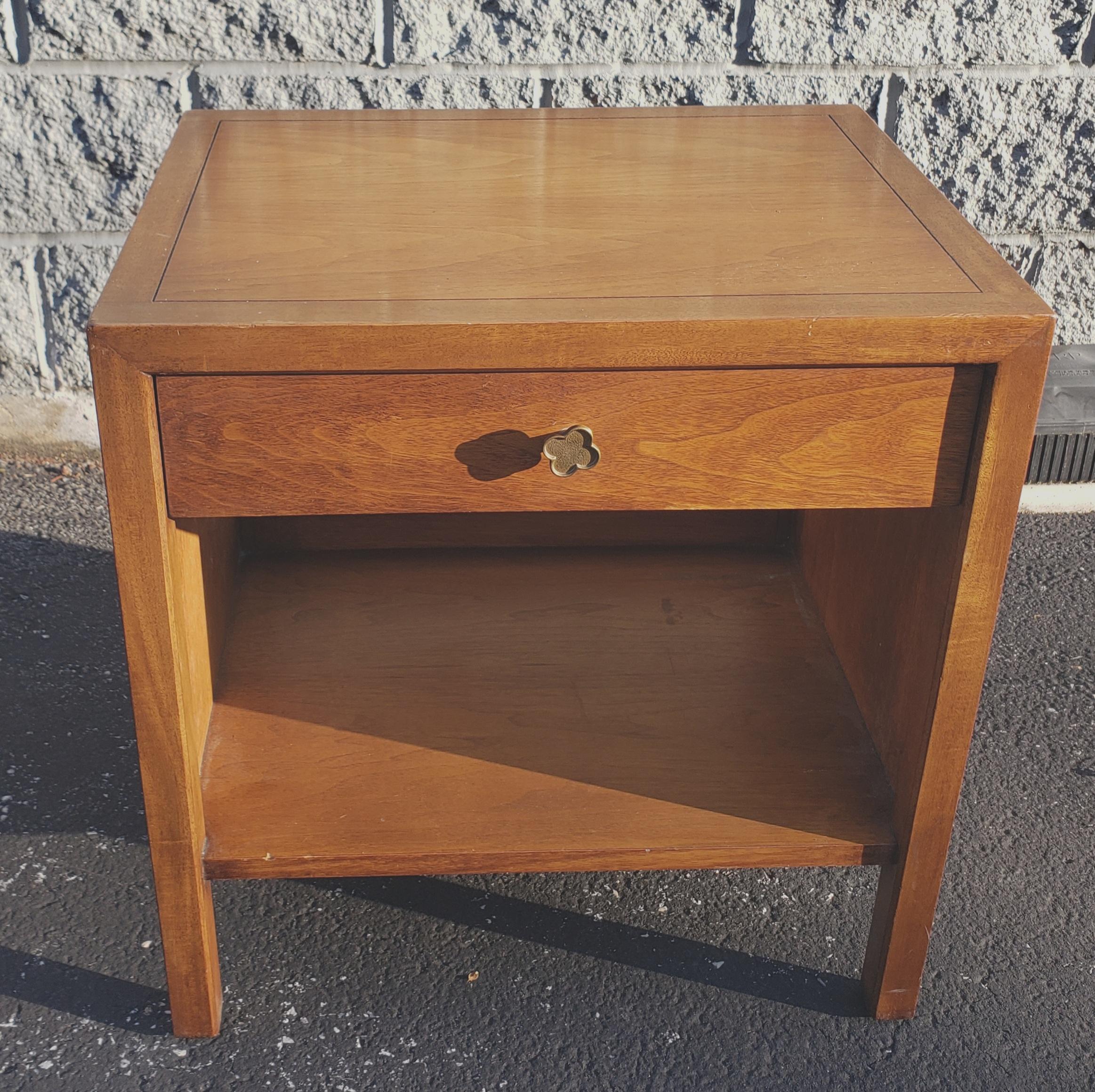 20th Century Mid-Century Modern Henredon Walnut Bedside Tables Nightstands, A Pair For Sale