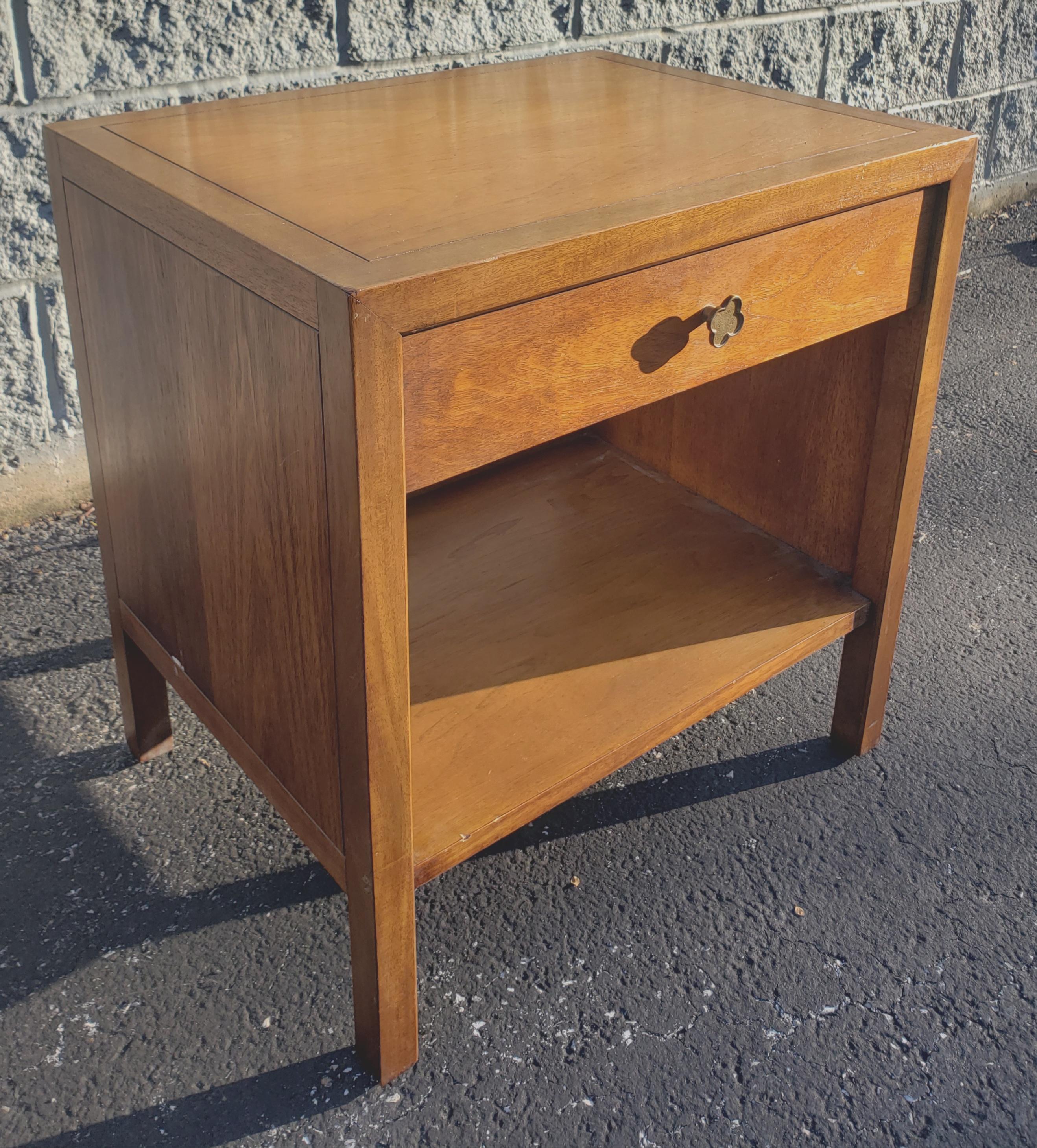 Mid-Century Modern Henredon Walnut Bedside Tables Nightstands, A Pair For Sale 1