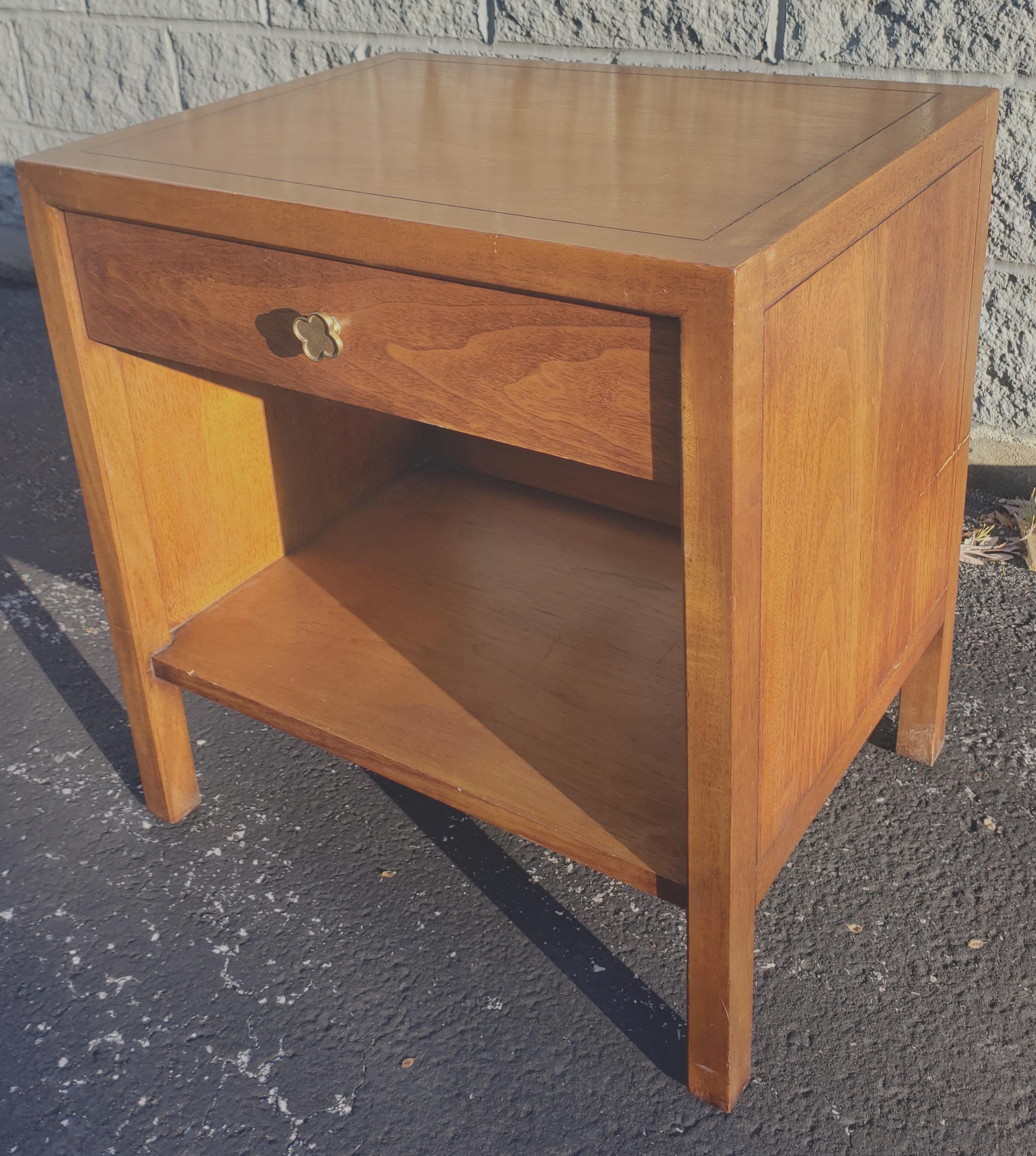 Mid-Century Modern Henredon Walnut Bedside Tables Nightstands, A Pair For Sale 3