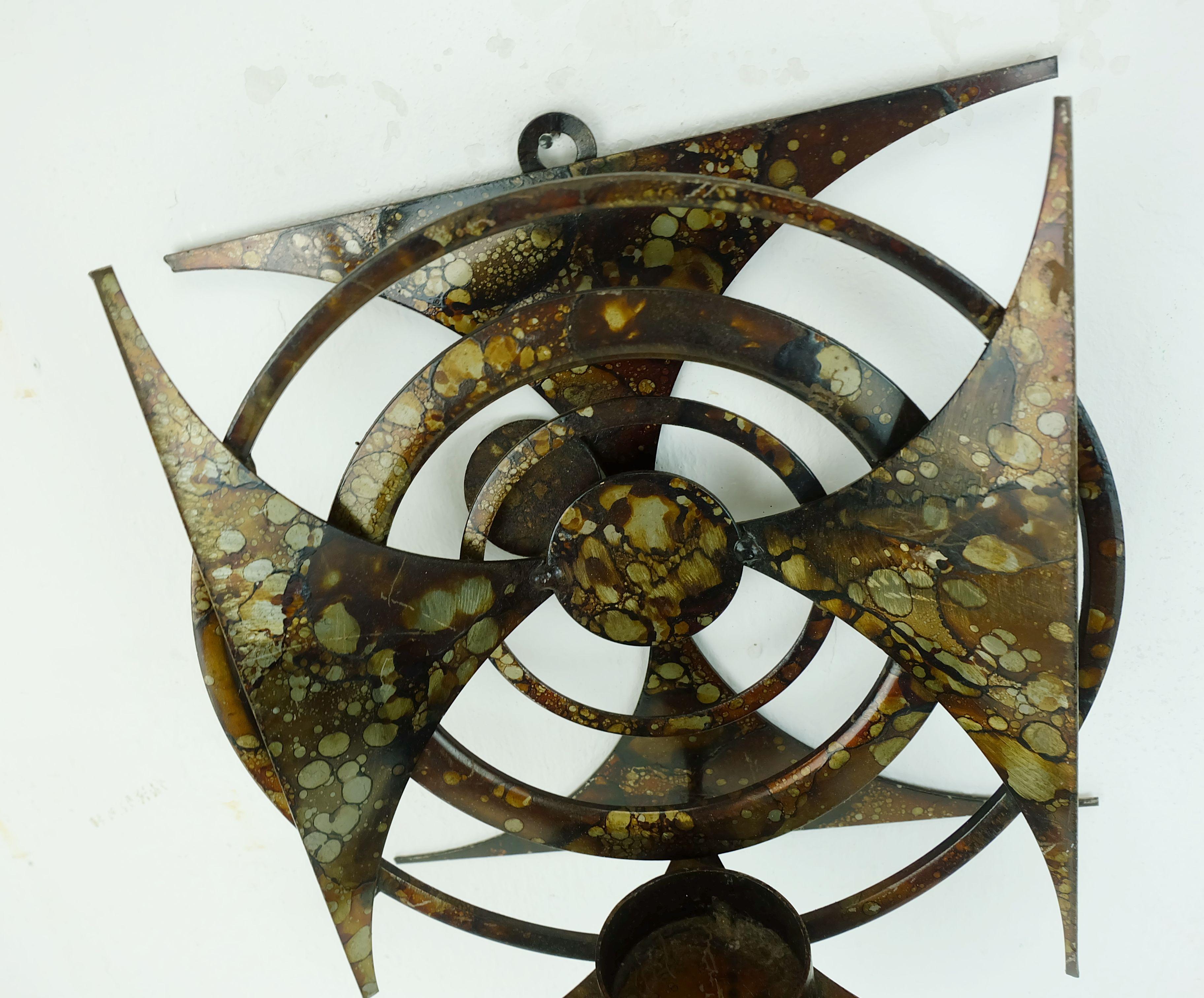 Hervorragender Wandkerzenhalter aus Metall aus den 1970er Jahren. Entworfen von Henrik Horst, Dänemark. Eklektischer brutalistischer Stil. Ein einzigartiges Stück und eine perfekte Ergänzung für jede Einrichtung aus der Mitte des Jahrhunderts. Für