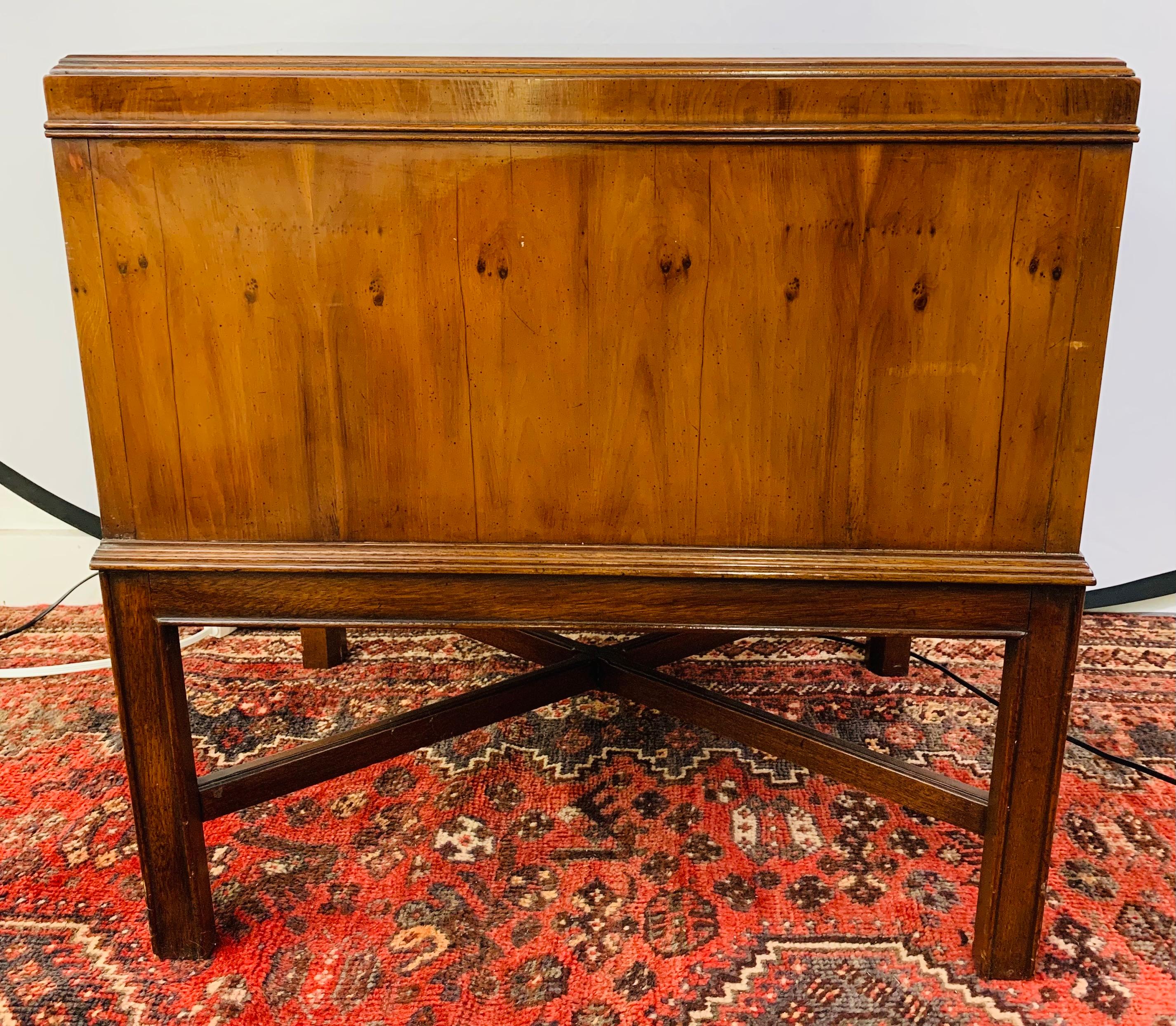 Coffre en bois de ronce de noyer, table d'extrémité ou table de nuit, style héritage moderne du milieu du siècle dernier en vente 10