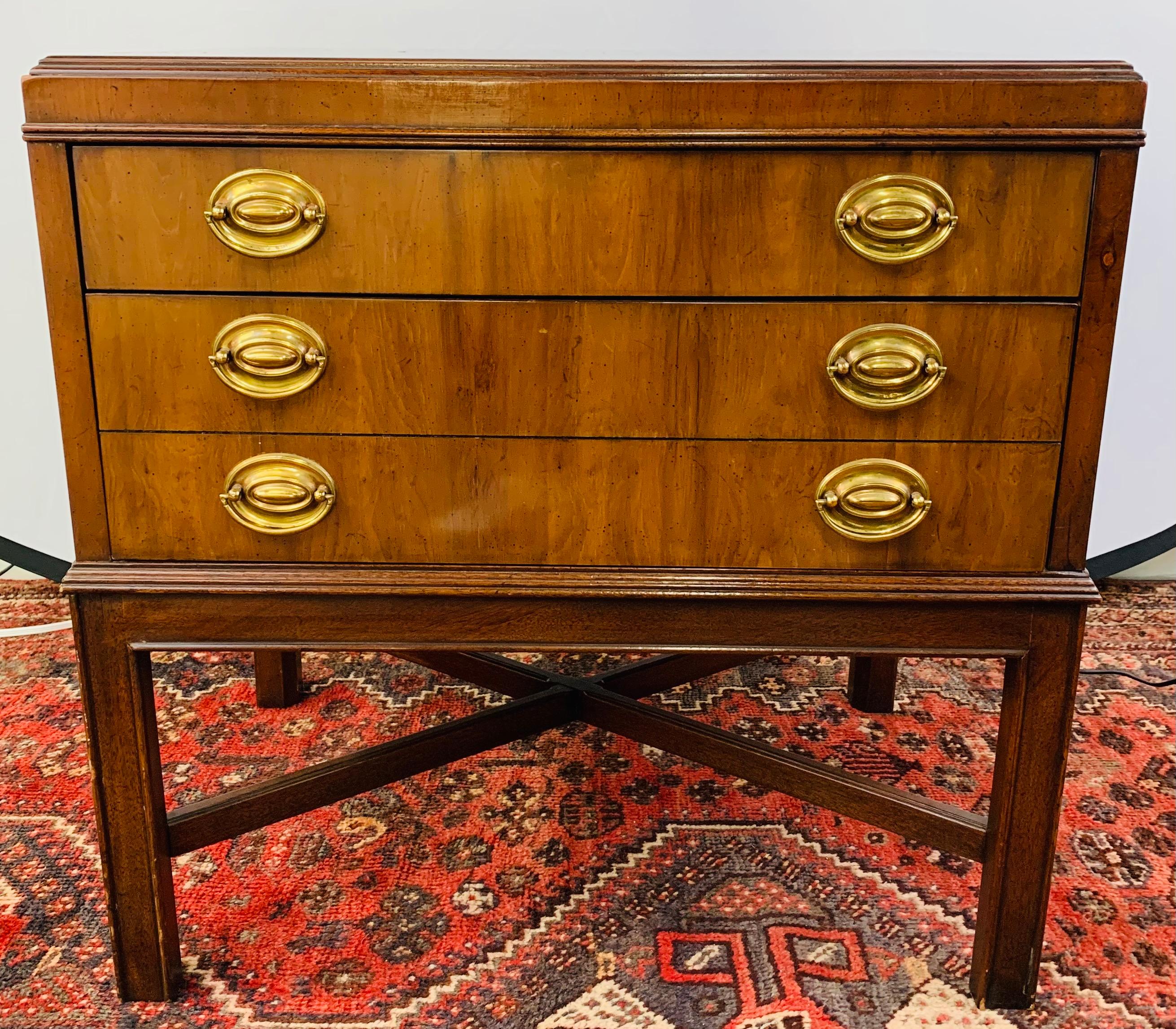 A gorgeous Mid-Century Modern chest, end table or single nightstand by the leading American furniture designer Heritage. The chest is finely crafted in veneered rich walnut burl wood showing beautiful burl grains on the top surface. The chest