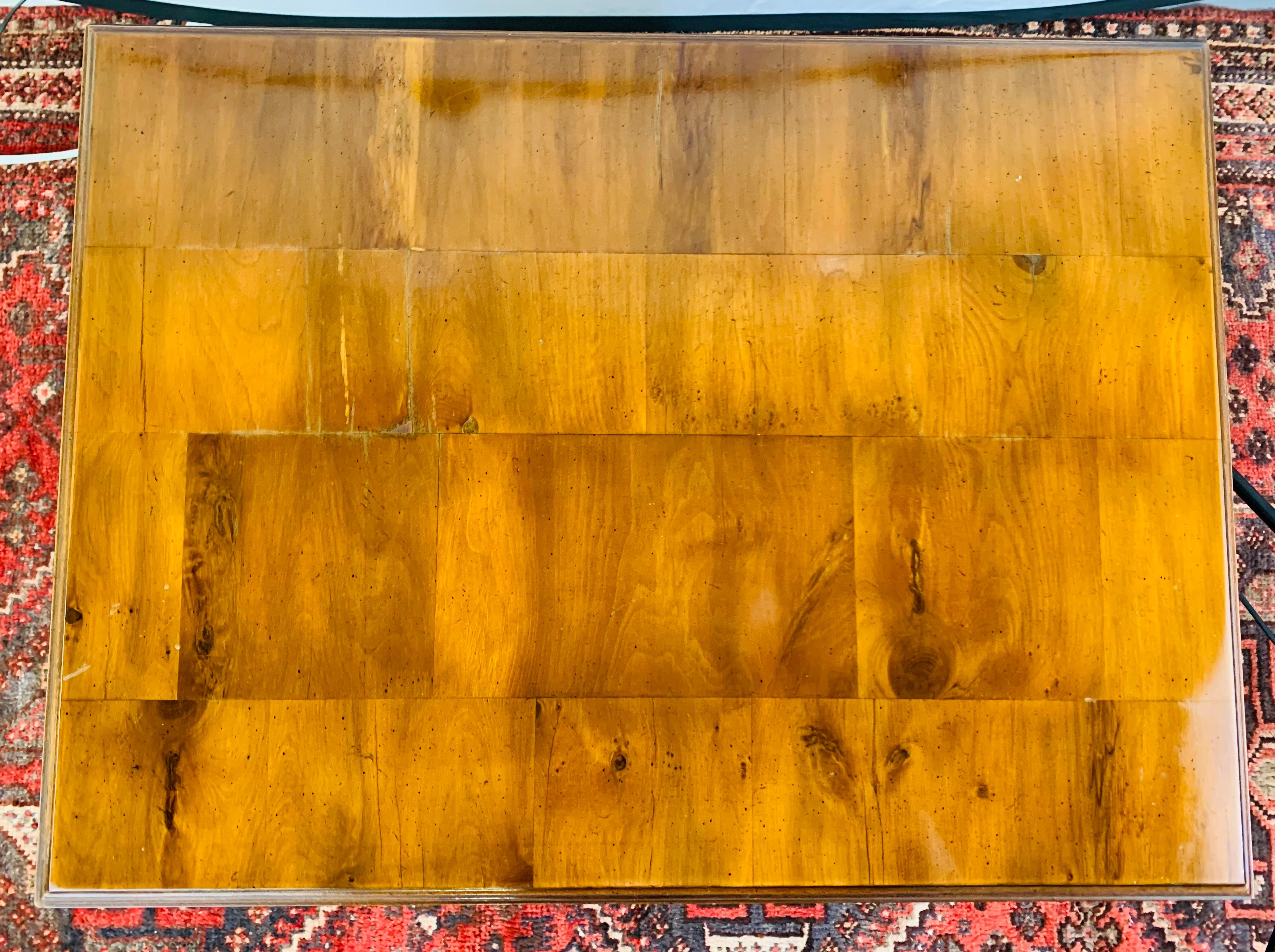 Laiton Coffre en bois de ronce de noyer, table d'extrémité ou table de nuit, style héritage moderne du milieu du siècle dernier en vente