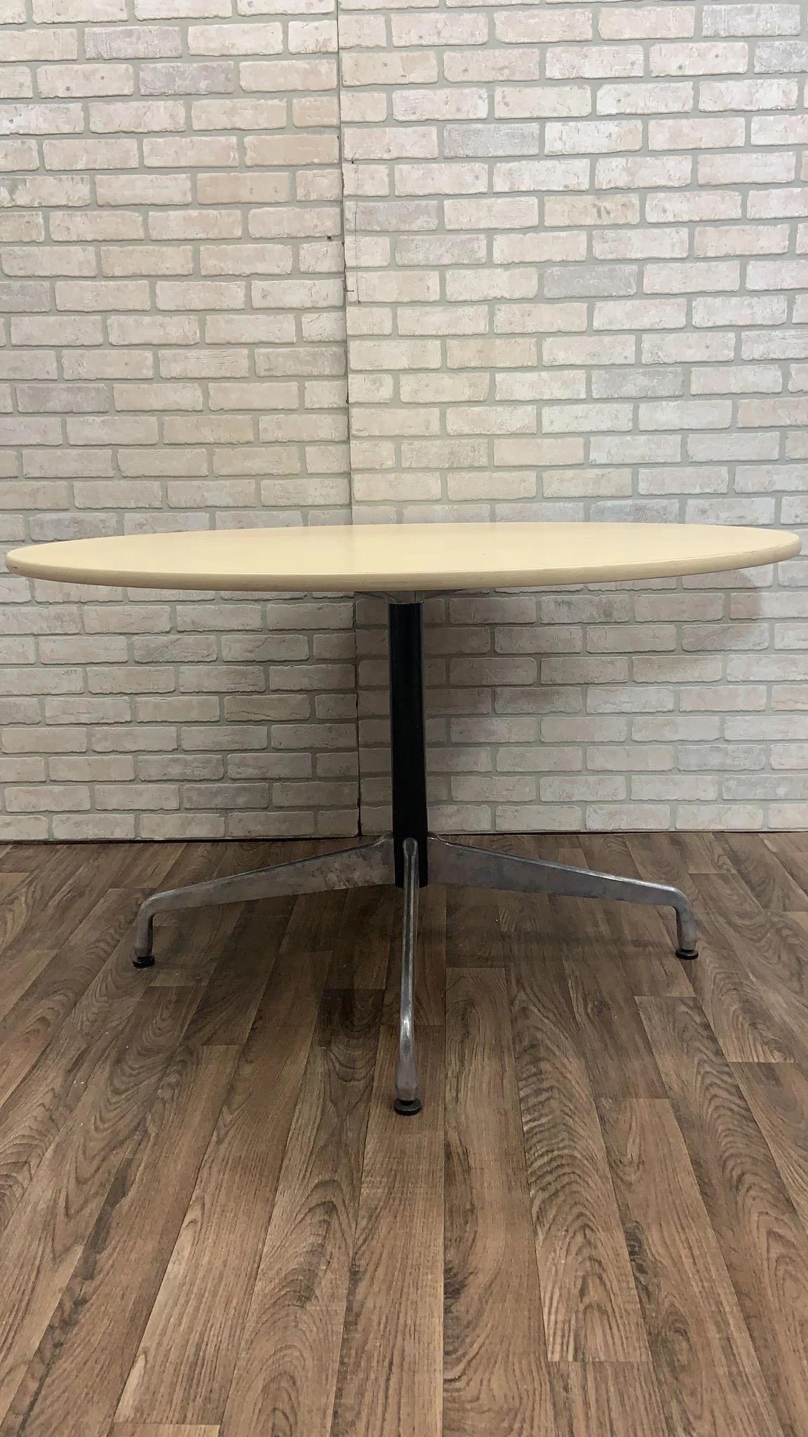 Mid Century Modern Herman Miller 48” Dining Table In Good Condition For Sale In Chicago, IL
