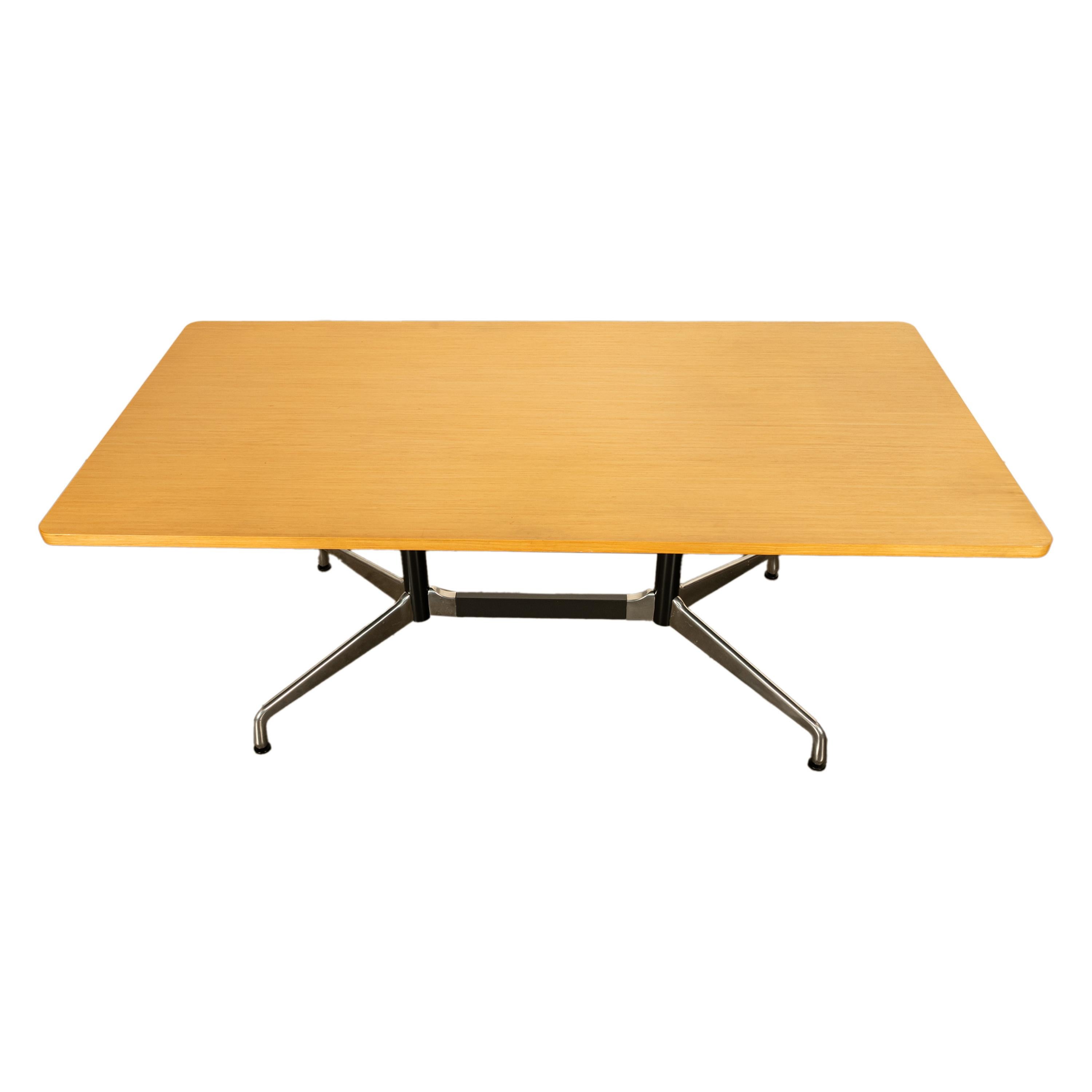 Mid-Century Modern Table de conférence en frêne Herman Miller Charles and Ray Eames Mid Century Modern en vente