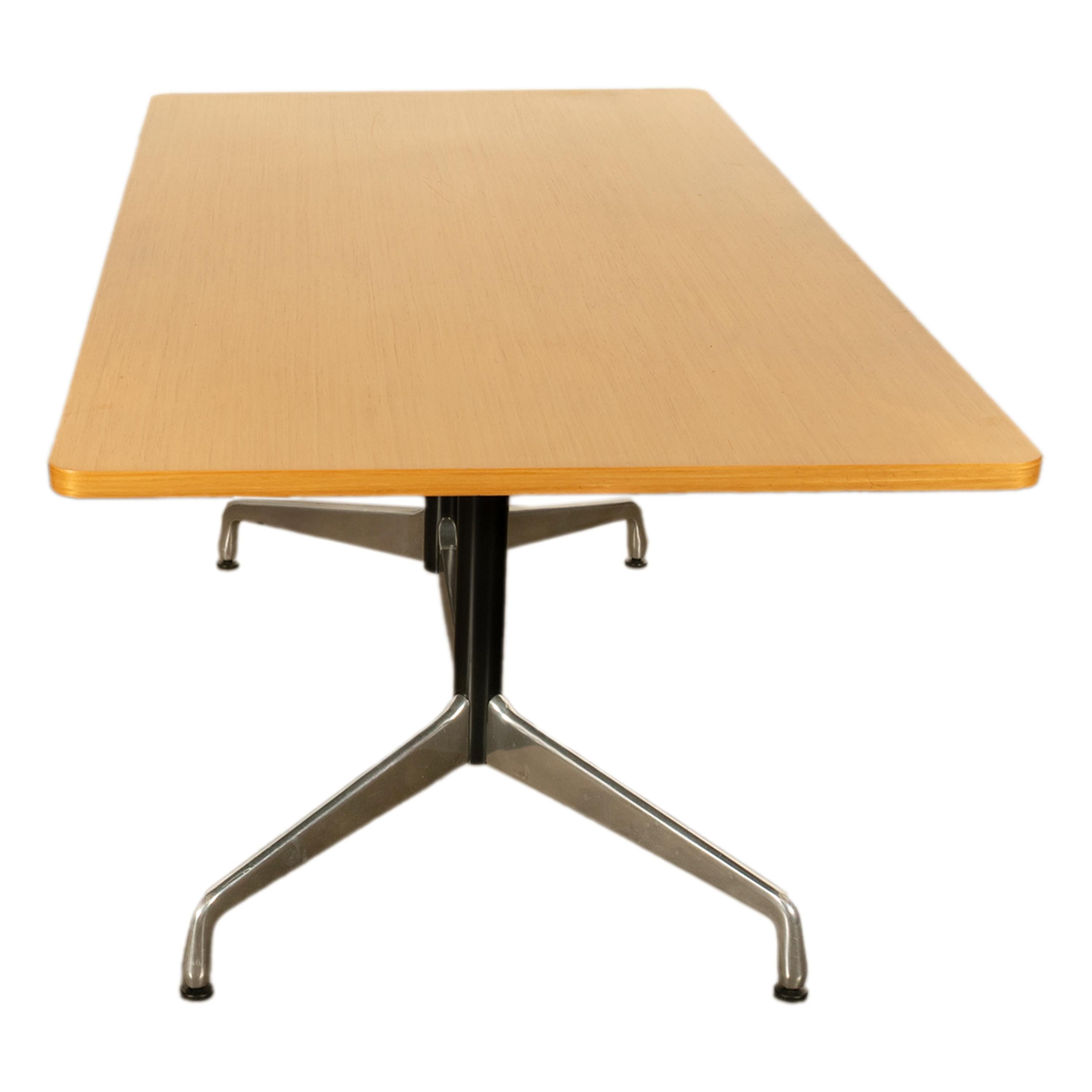 Aluminium Table de conférence en frêne Herman Miller Charles and Ray Eames Mid Century Modern en vente