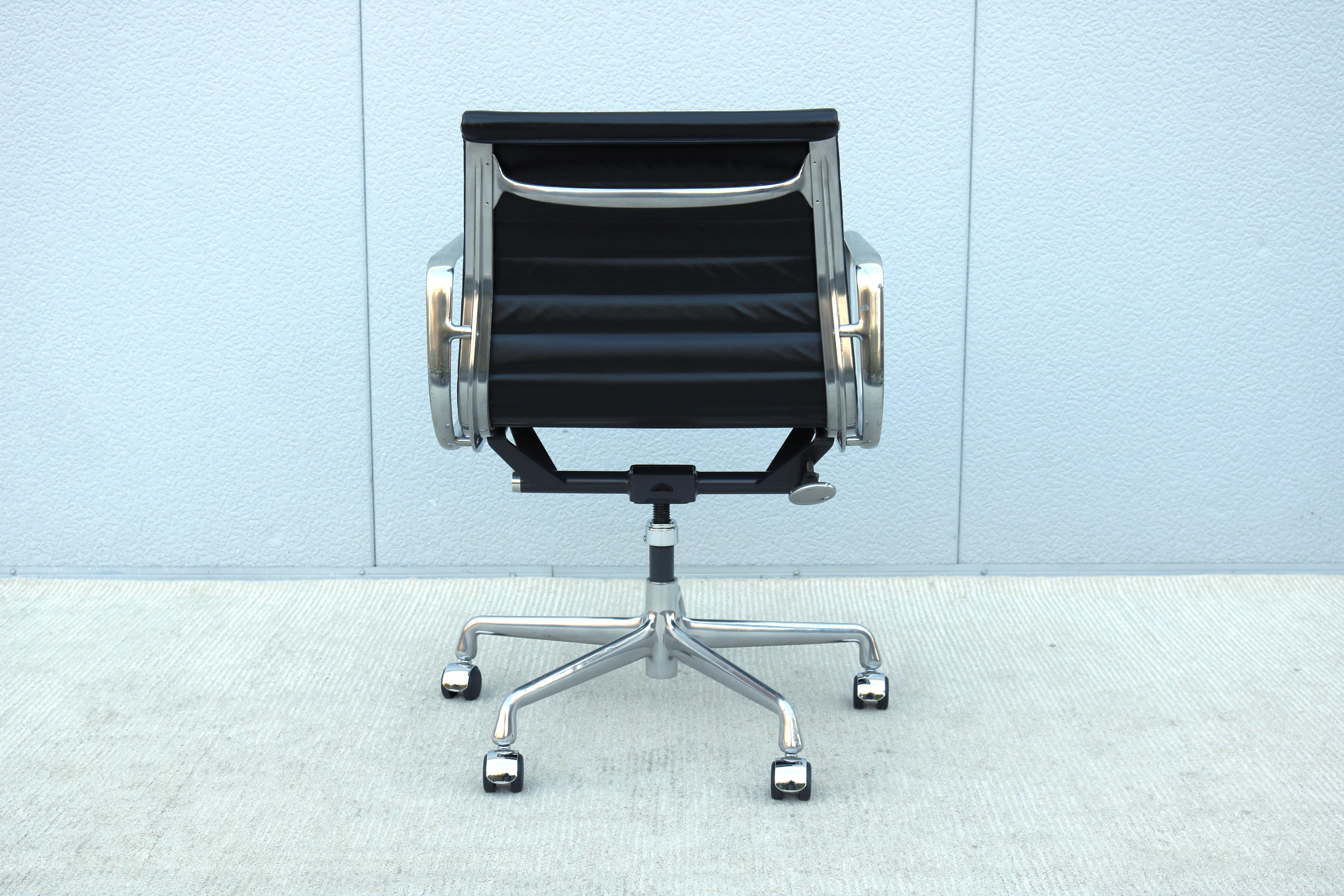 Mid-Century Modern Herman Miller Eames Aluminum Group Black Management Chair For Sale 4