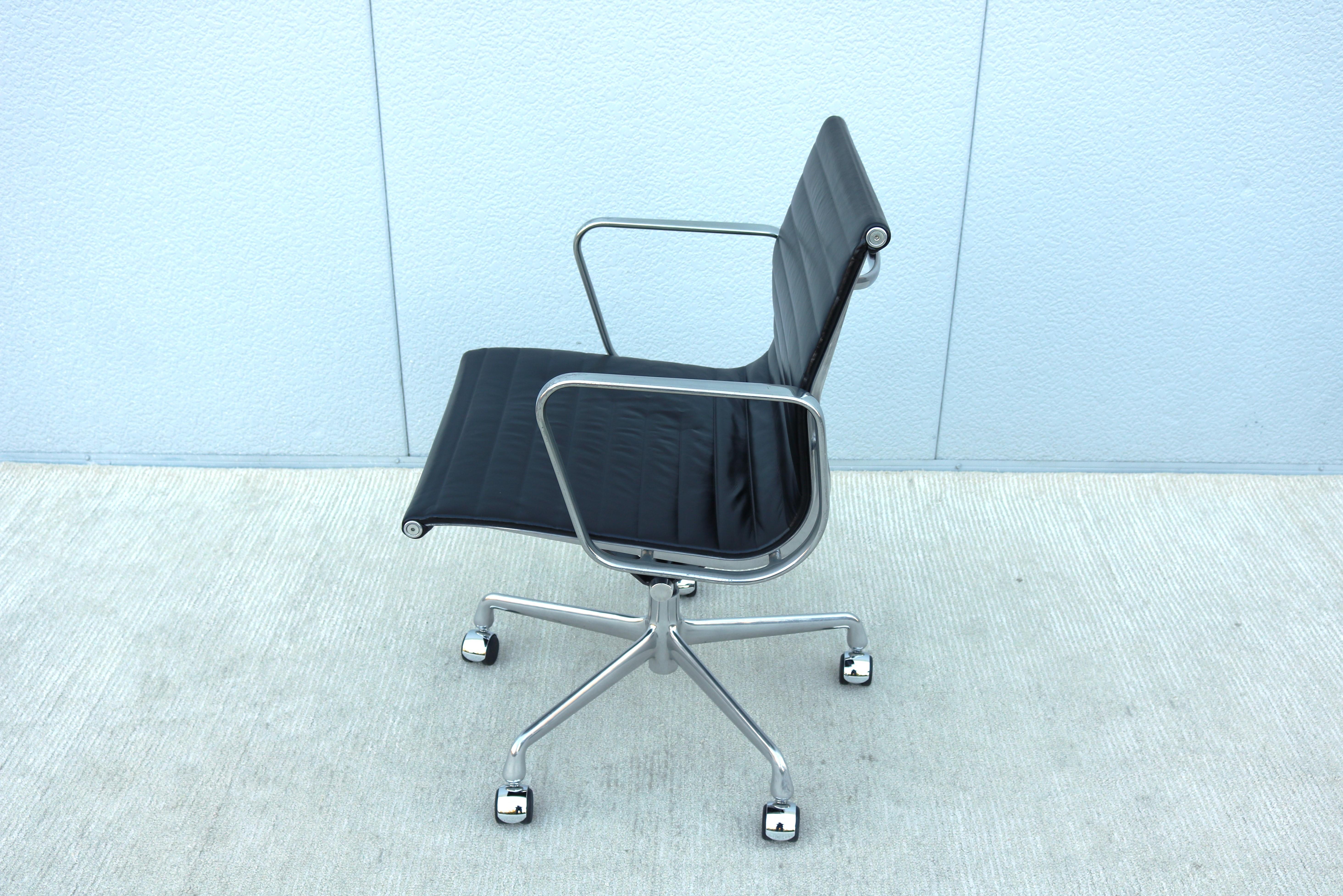 Mid-Century Modern Herman Miller Eames Aluminum Group Black Management Chair For Sale 5
