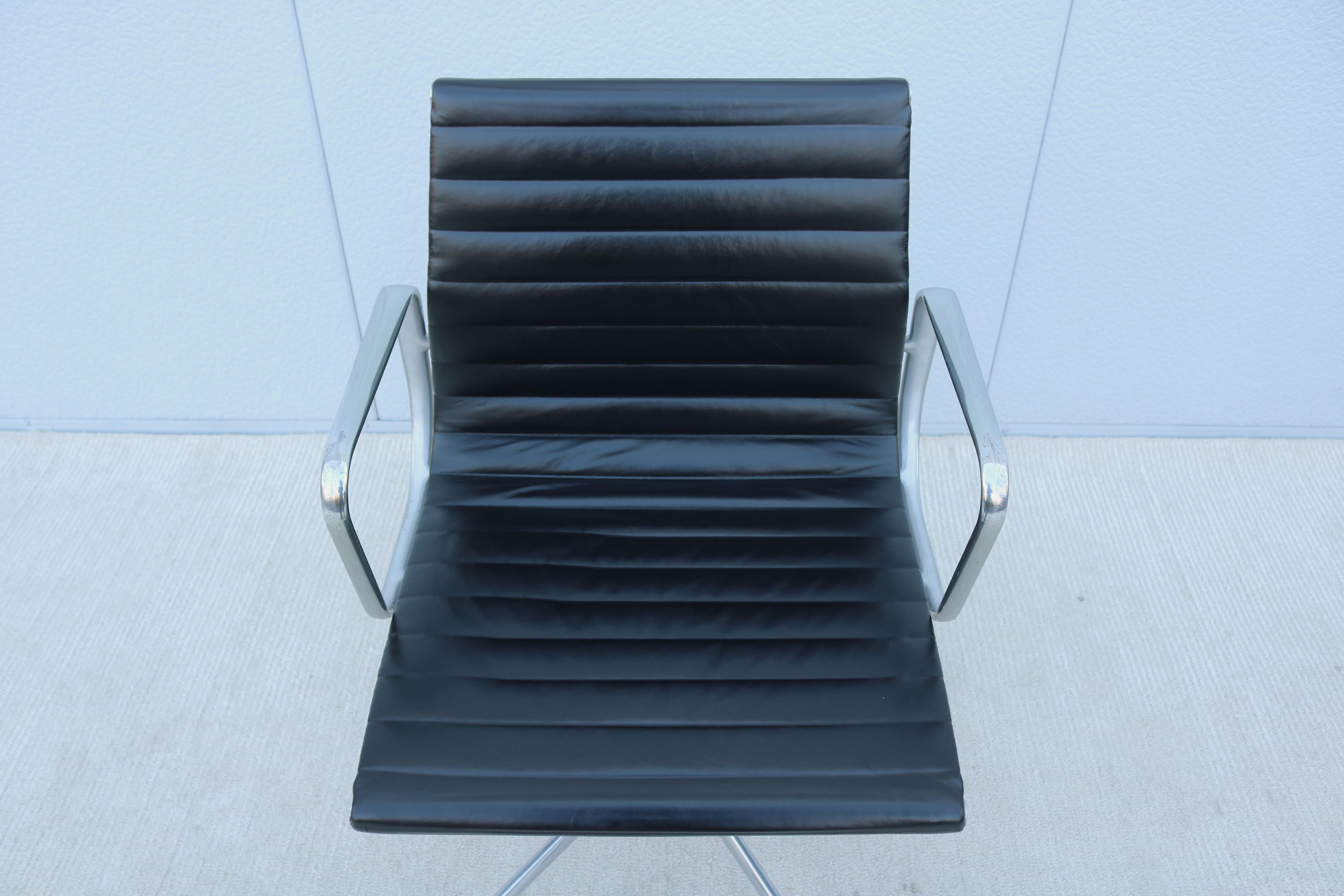 Mid-Century Modern Herman Miller Eames Aluminum Group Black Management Chair For Sale 7
