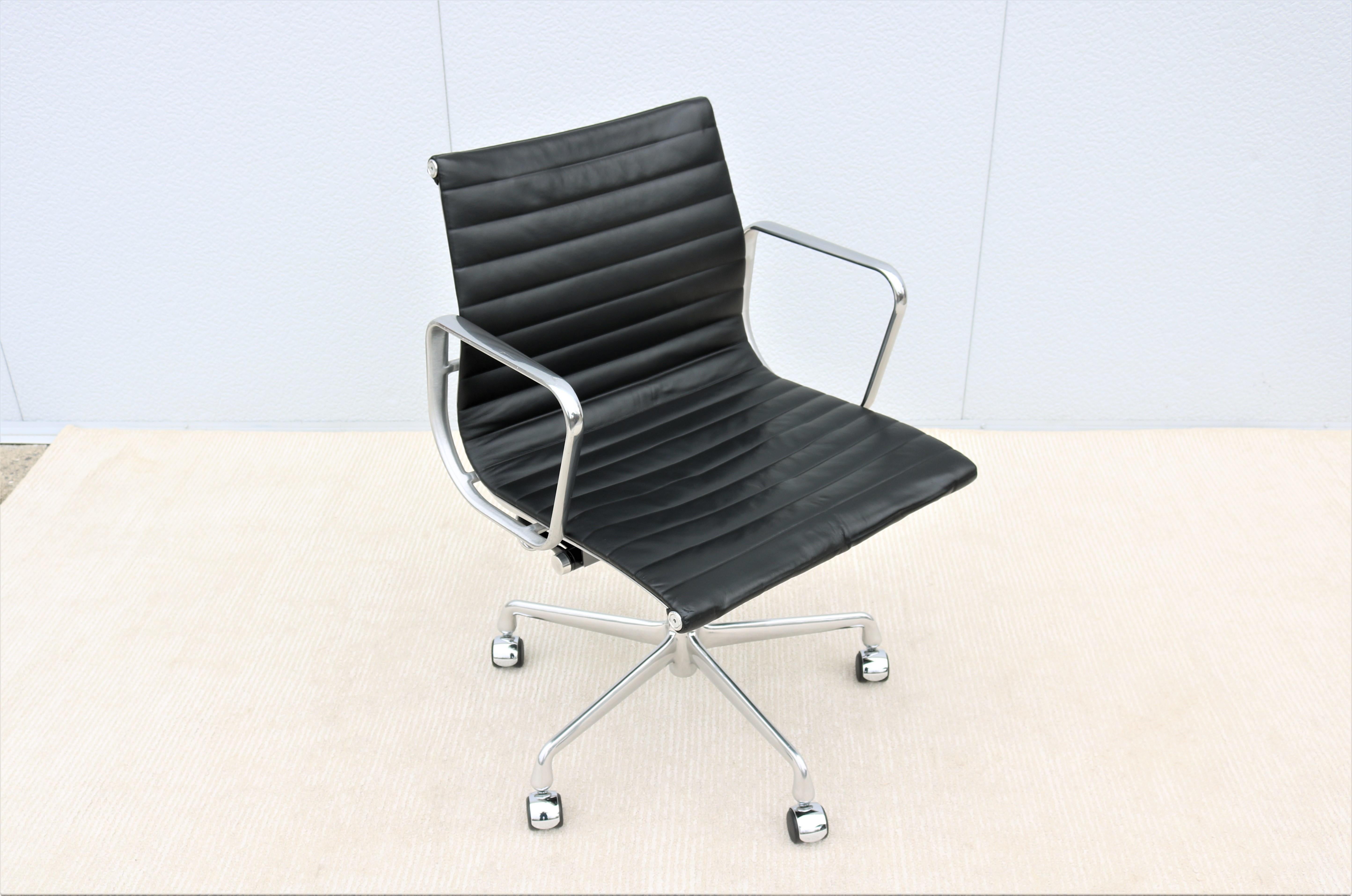 Stunning authentic Mid-Century Modern Eames aluminum group management chair.
A timeless design Classic and contemporary with Innovative comfort features.
One of Herman Miller most popular chairs was designed in 1958 by Charles and Ray