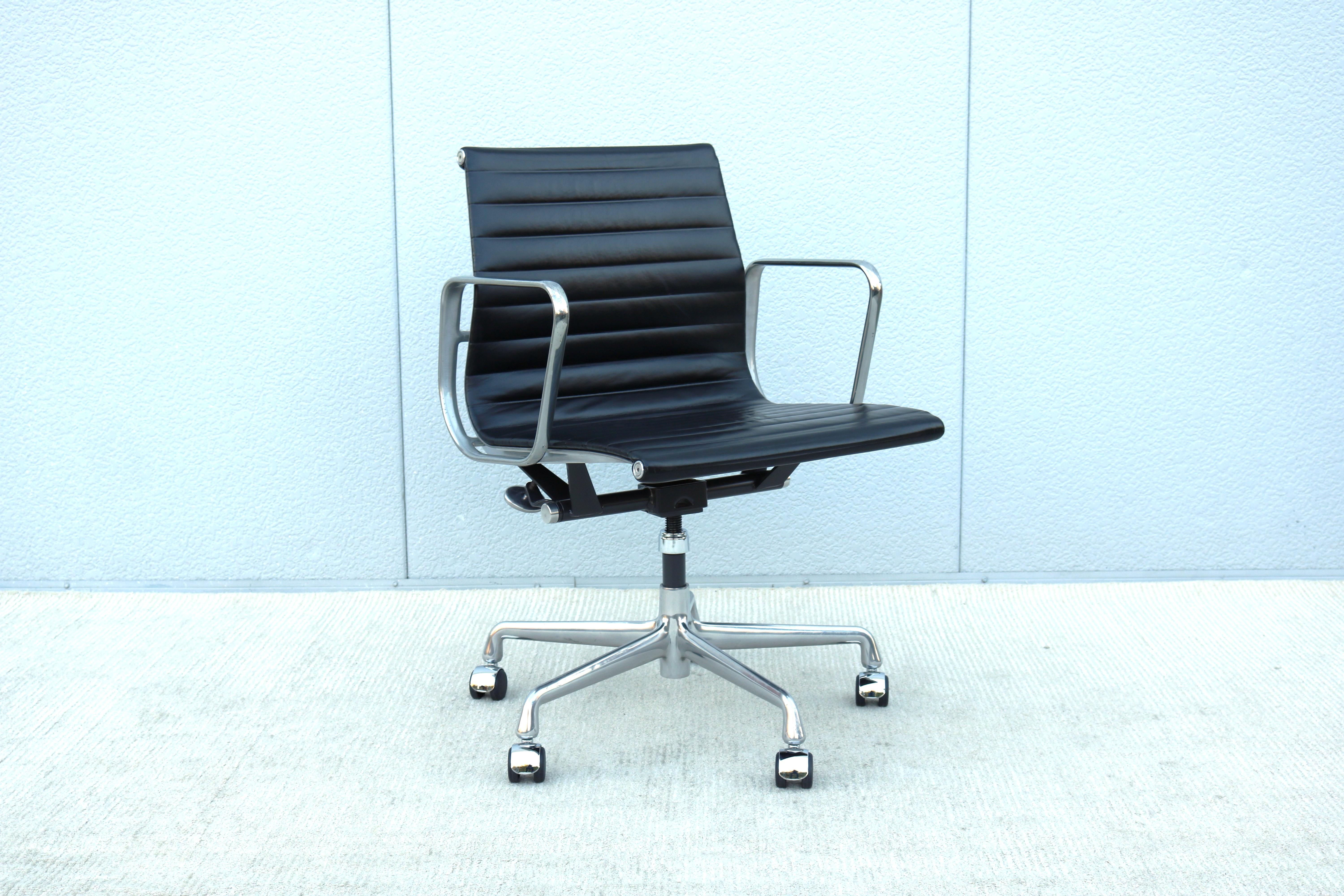 Stunning authentic Mid-Century Modern Eames aluminum group management chair.
A timeless design classic and contemporary with Innovative comfort features.
One of Herman Miller most popular chairs was designed in 1958 by Charles and Ray Eames.
This