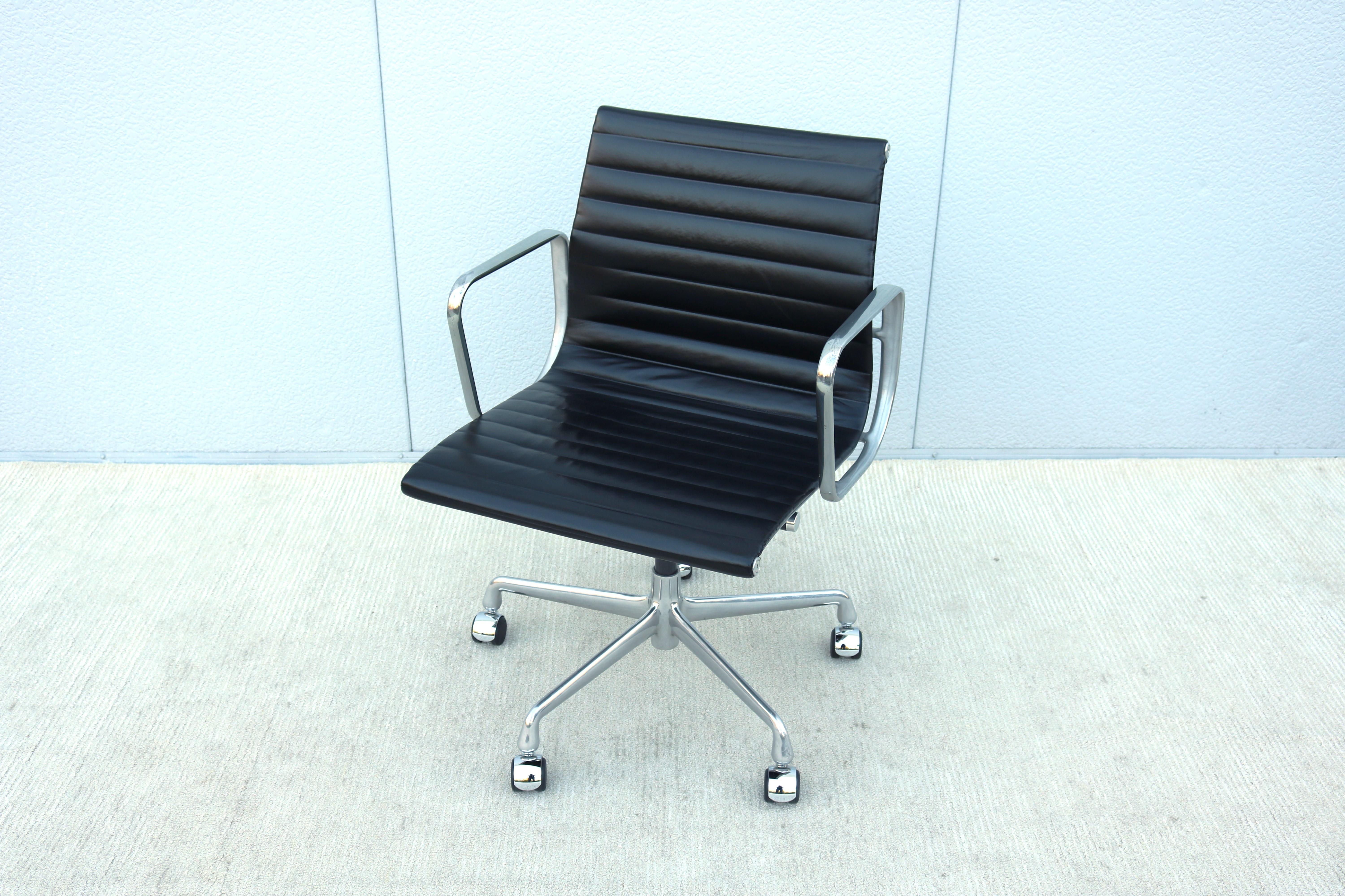 Mid-Century Modern Chaise de gestion Herman Miller Eames Group en aluminium, noire, moderne du milieu du siècle en vente