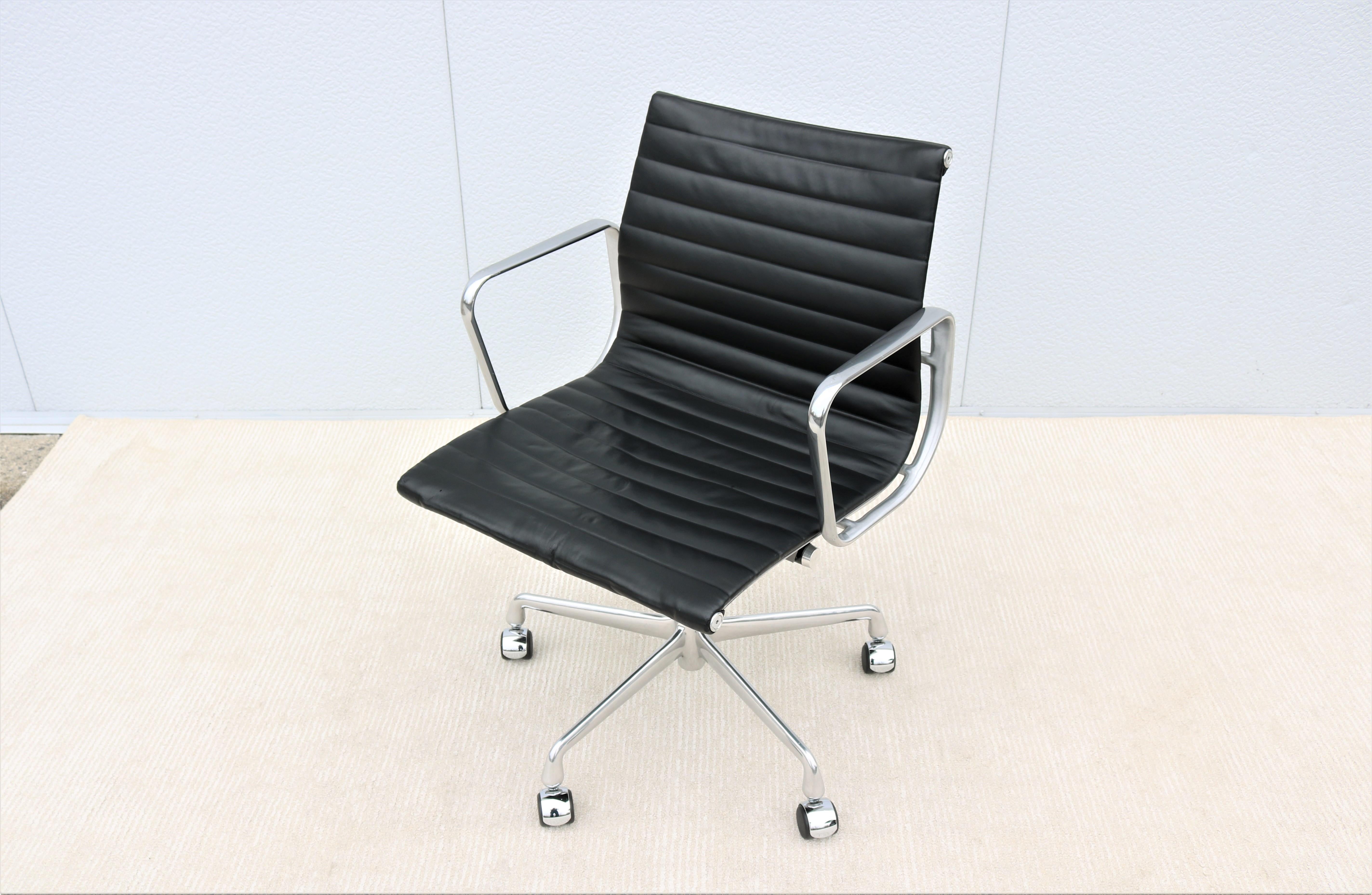 American Mid-Century Modern Herman Miller Eames Aluminum Group Black Management Chair