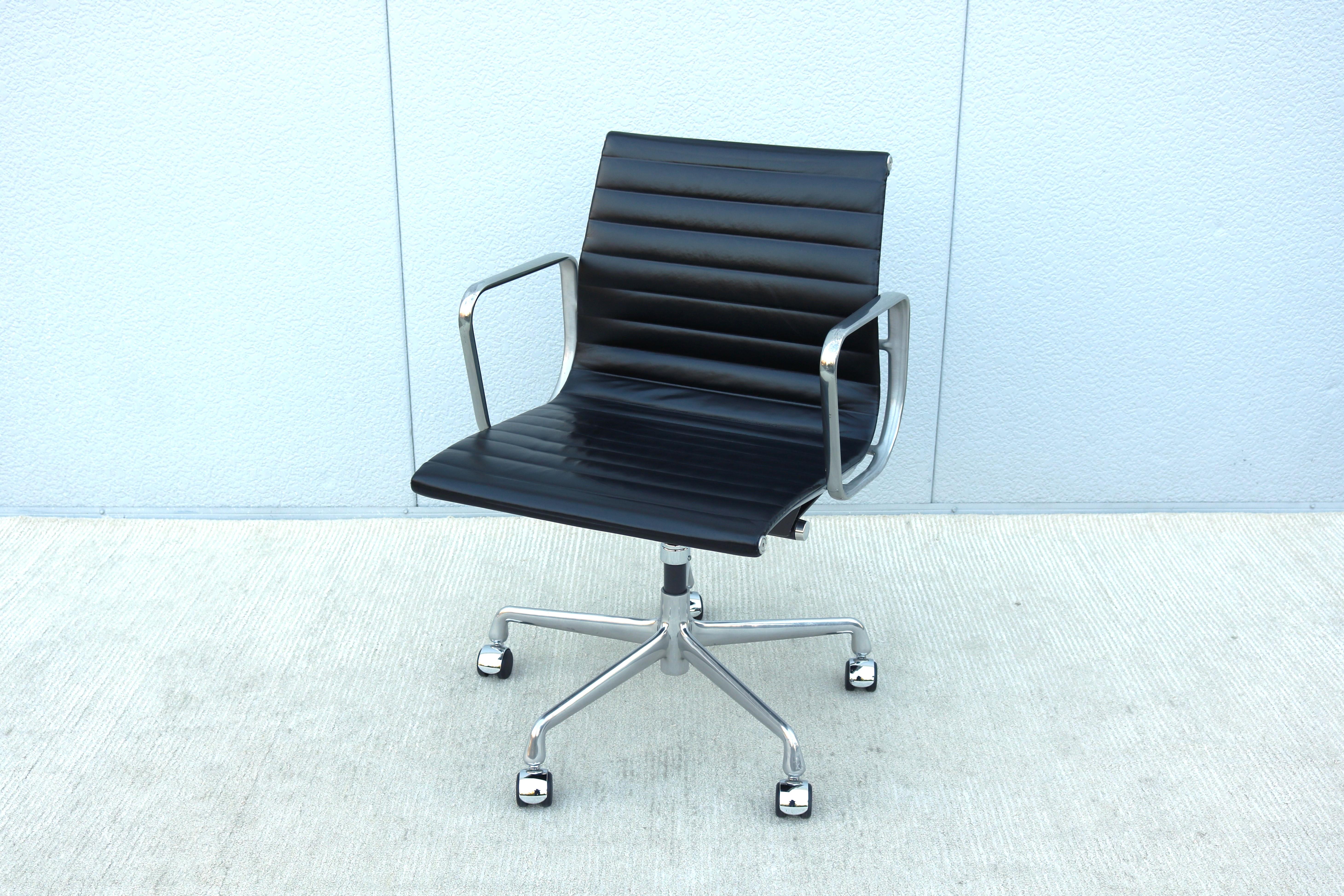 Polished Mid-Century Modern Herman Miller Eames Aluminum Group Black Management Chair For Sale