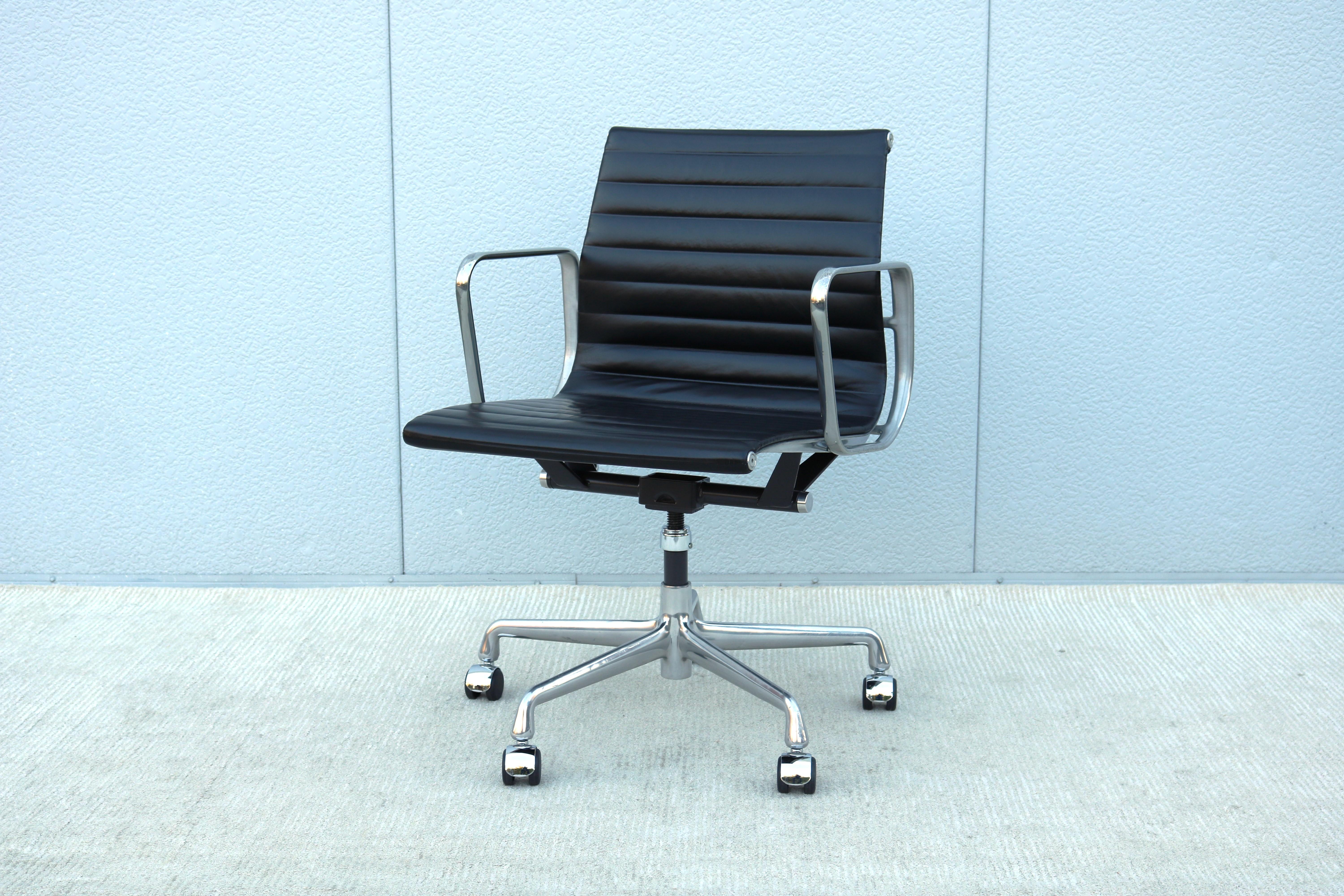 Mid-Century Modern Herman Miller Eames Aluminum Group Black Management Chair In Good Condition For Sale In Secaucus, NJ