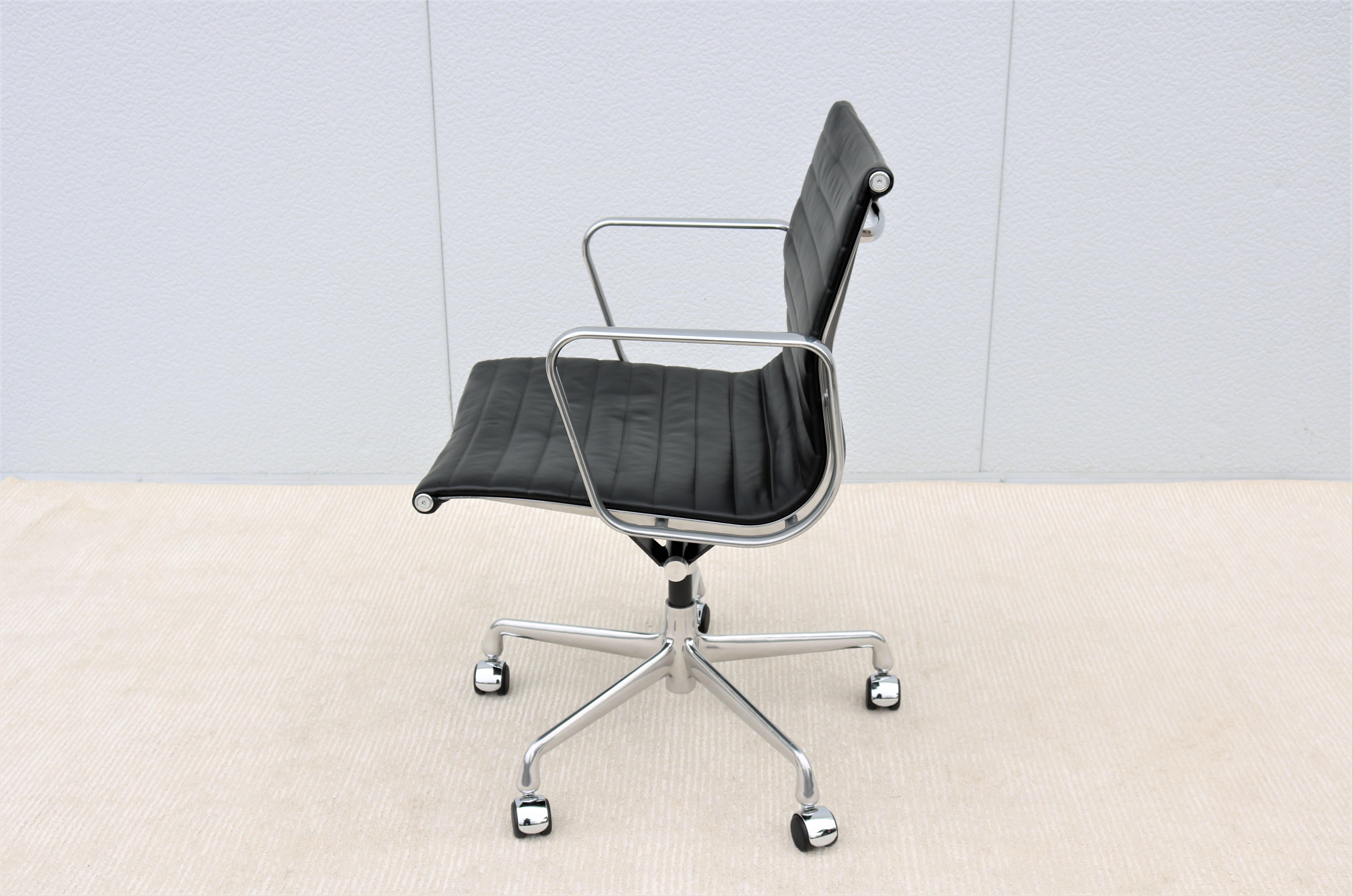 Mid-Century Modern Herman Miller Eames Aluminum Group Black Management Chair In Good Condition In Secaucus, NJ