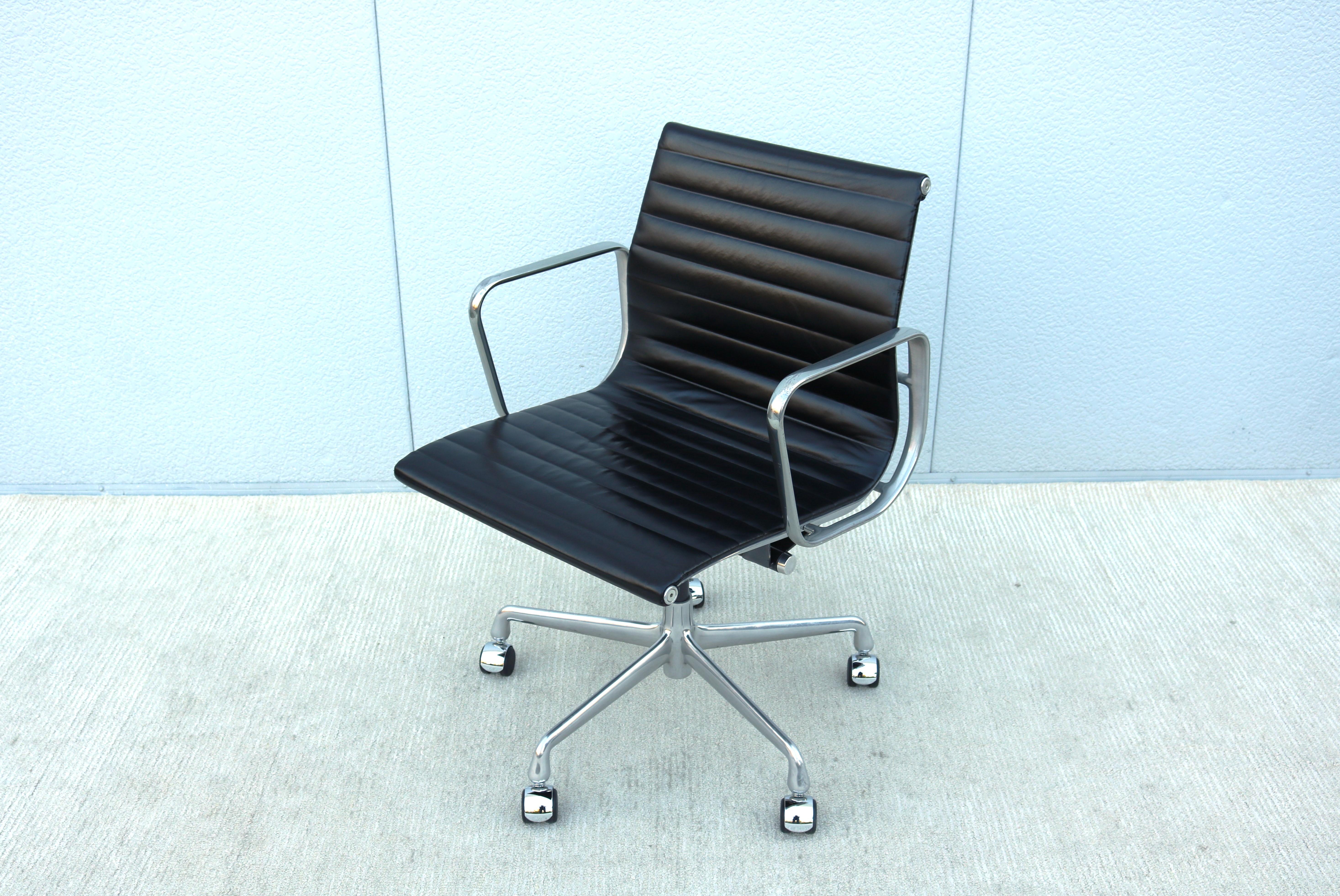 Contemporary Mid-Century Modern Herman Miller Eames Aluminum Group Black Management Chair For Sale