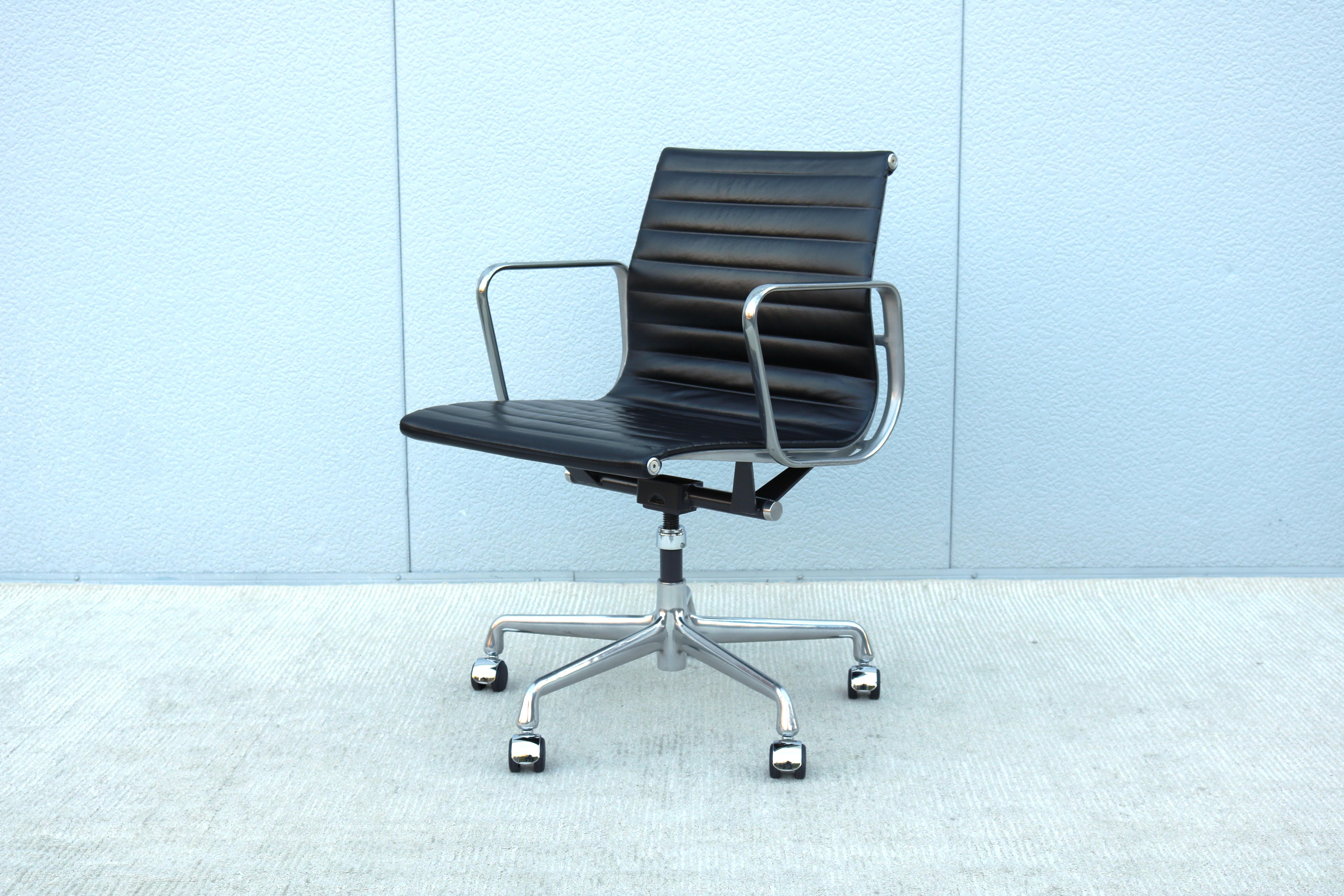 Mid-Century Modern Herman Miller Eames Aluminum Group Black Management Chair For Sale 1