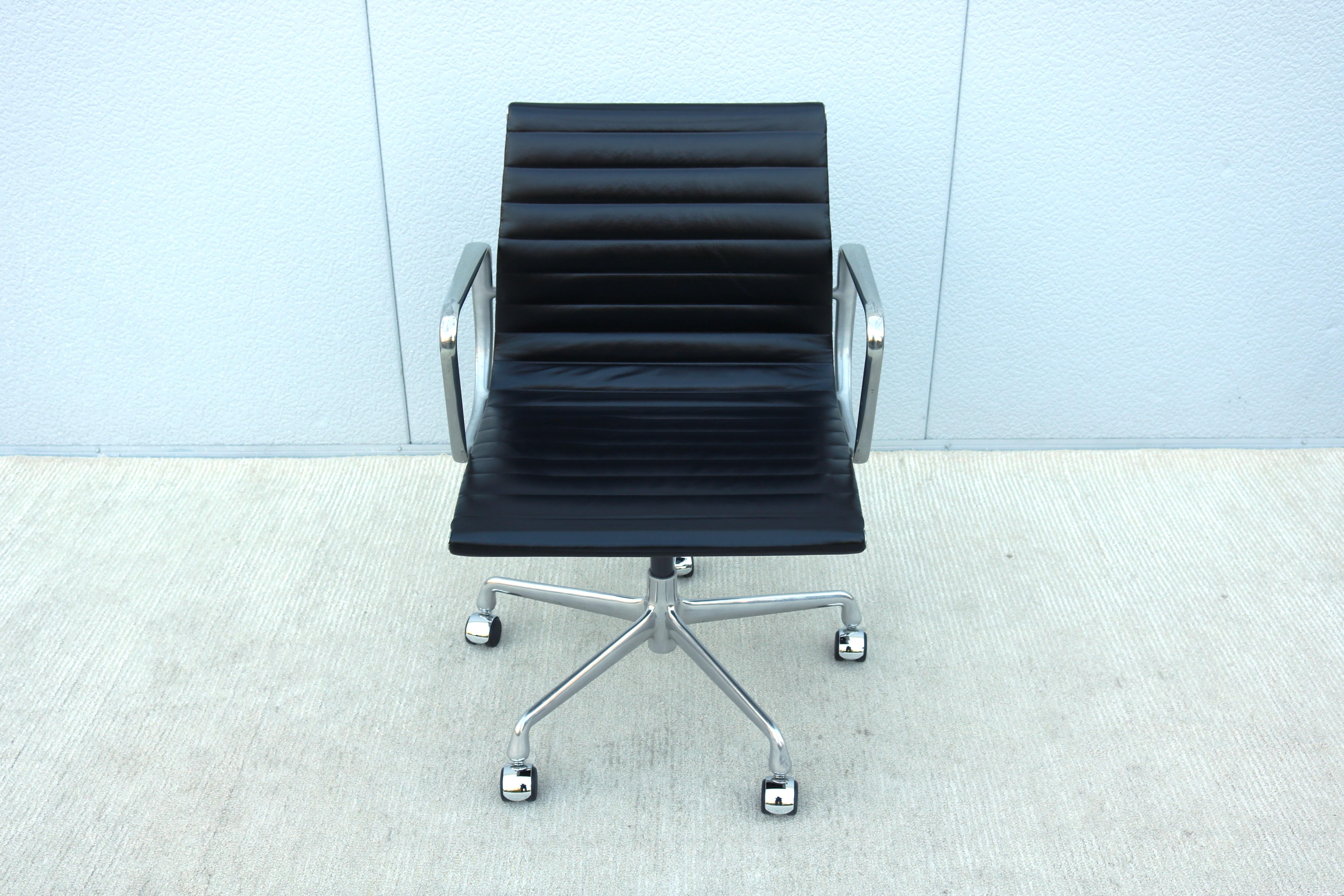 Mid-Century Modern Herman Miller Eames Aluminum Group Black Management Chair For Sale 2