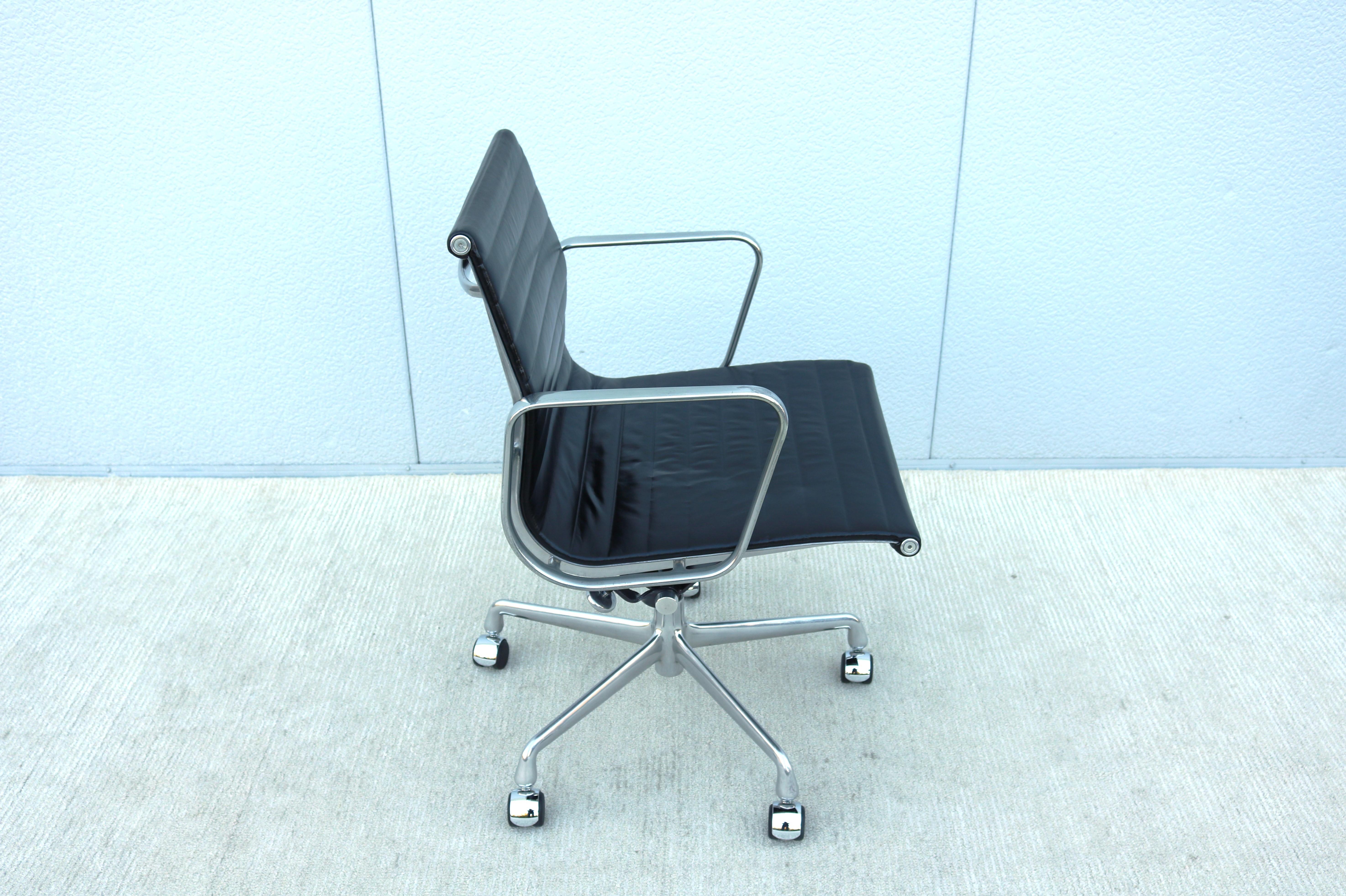 Mid-Century Modern Herman Miller Eames Aluminum Group Black Management Chair For Sale 3