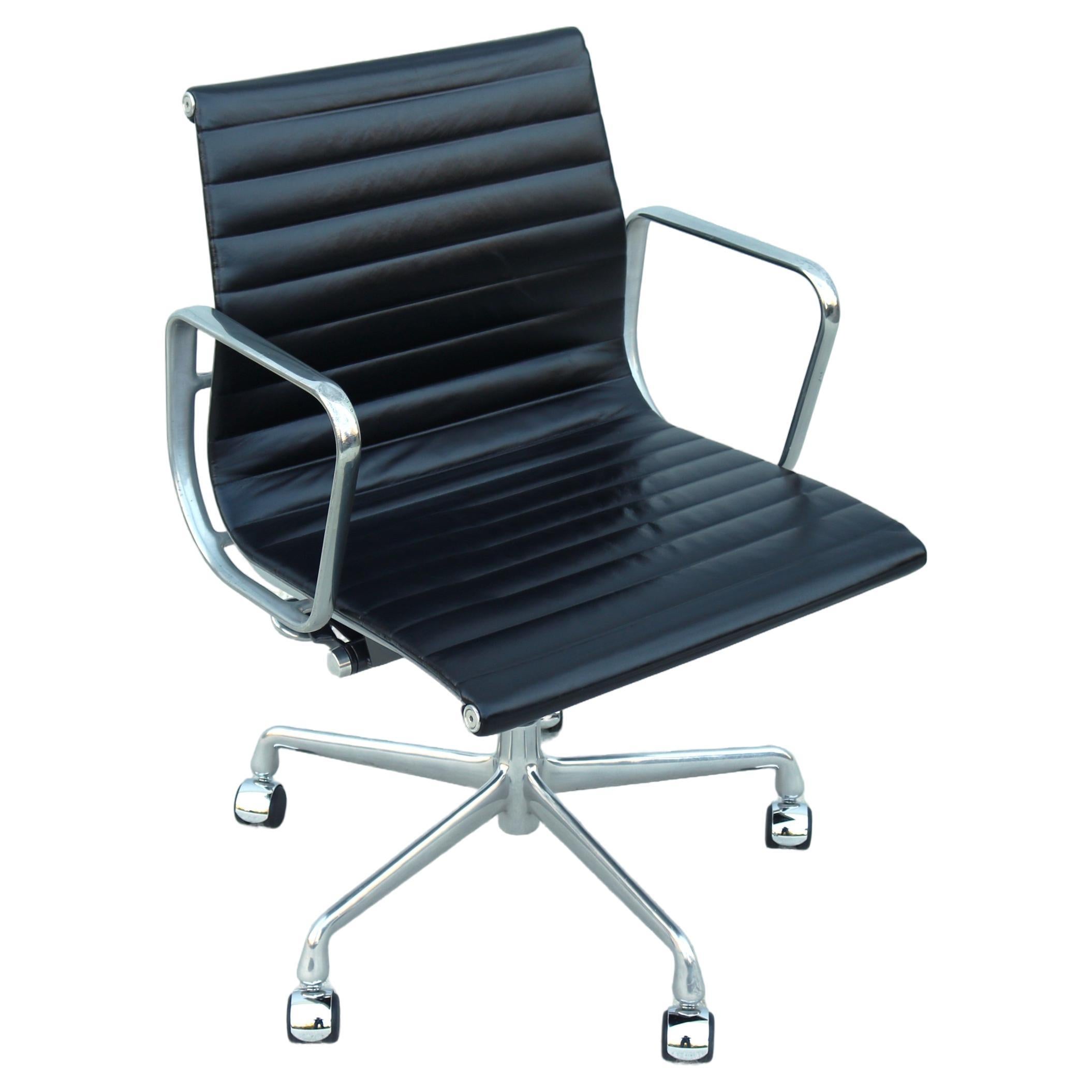 Mid-Century Modern Herman Miller Eames Aluminum Group Black Management Chair