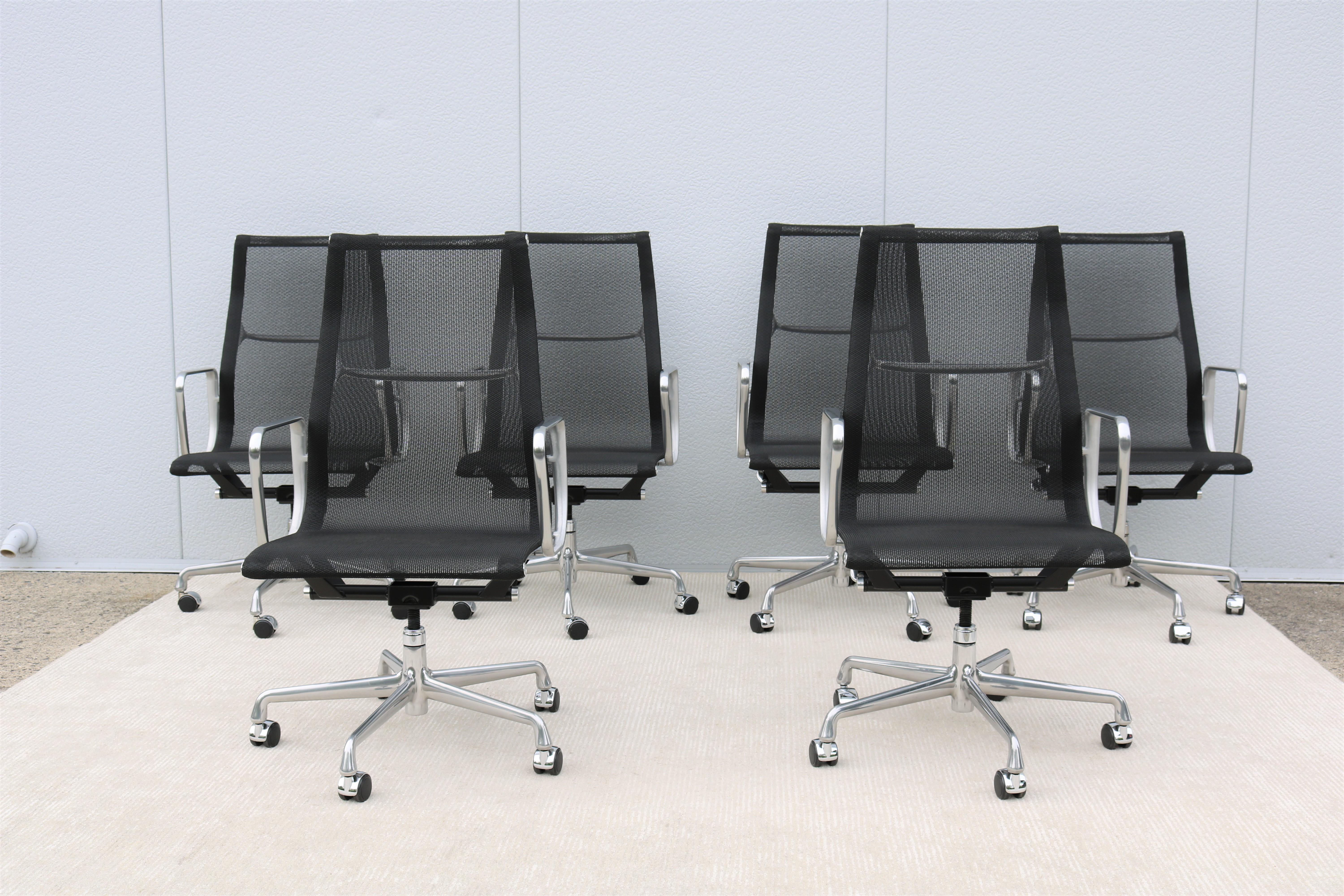 Mid-Century Modern Herman Miller Eames Aluminum Group Black Mesh Executive Chair For Sale 3