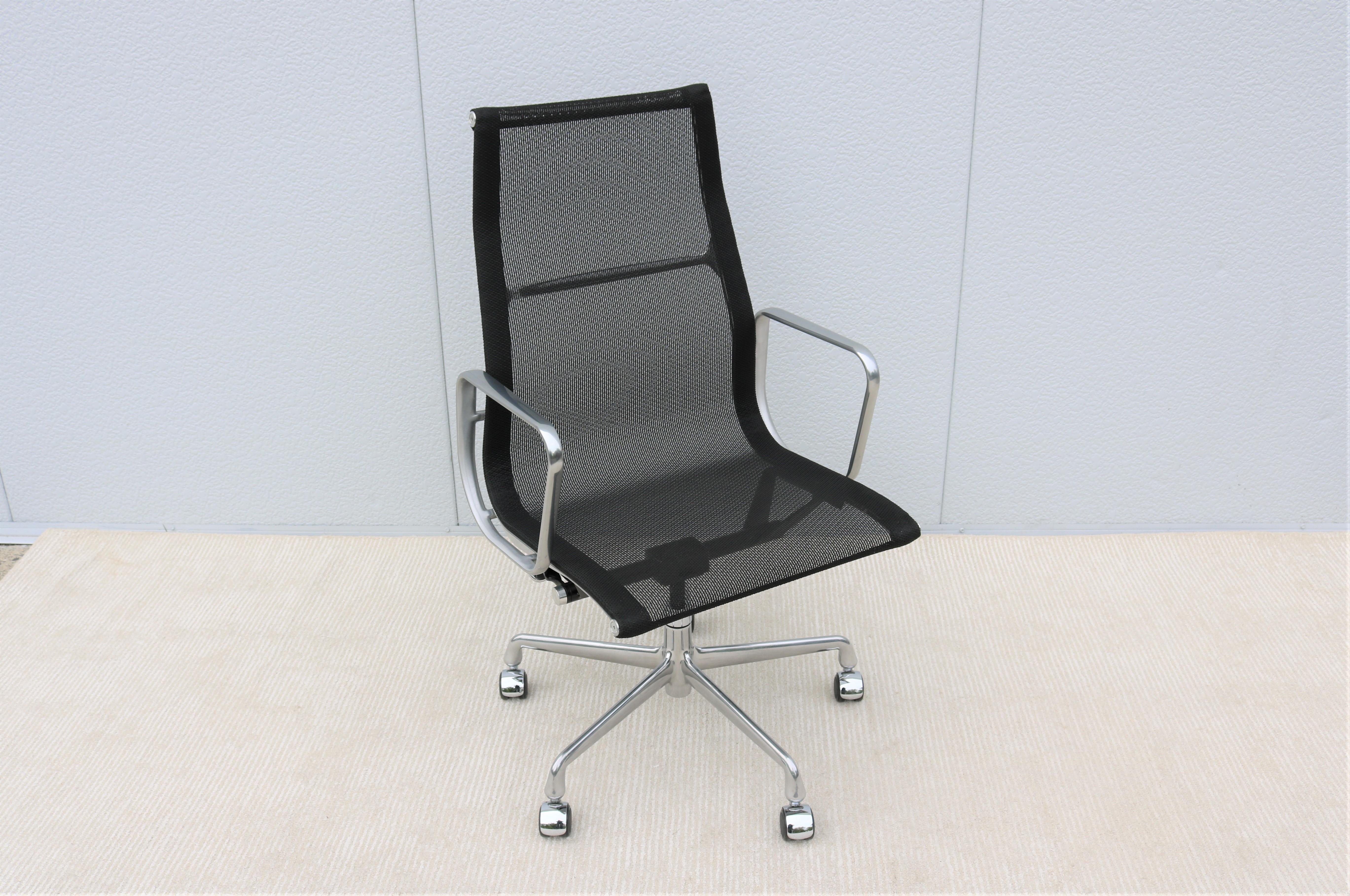 Superbe fauteuil de direction authentique, moderne du milieu du siècle, en aluminium, de la marque eames.
Un design intemporel, classique et contemporain, avec des caractéristiques de confort innovantes.
L'une des chaises les plus populaires