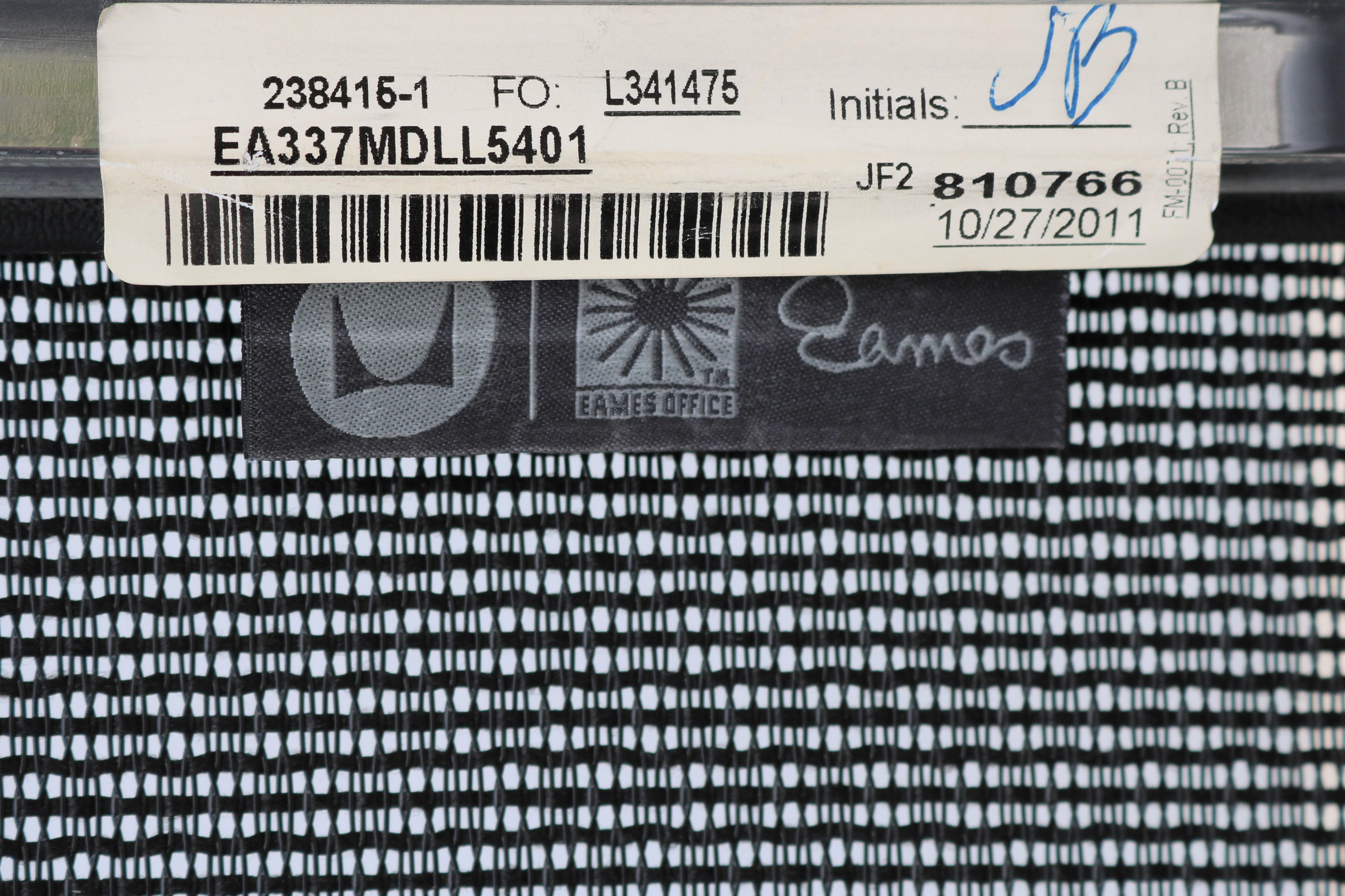 Fauteuil de direction de style moderne du milieu du siècle Herman Miller Eames Aluminum Group Black Mesh en vente 12