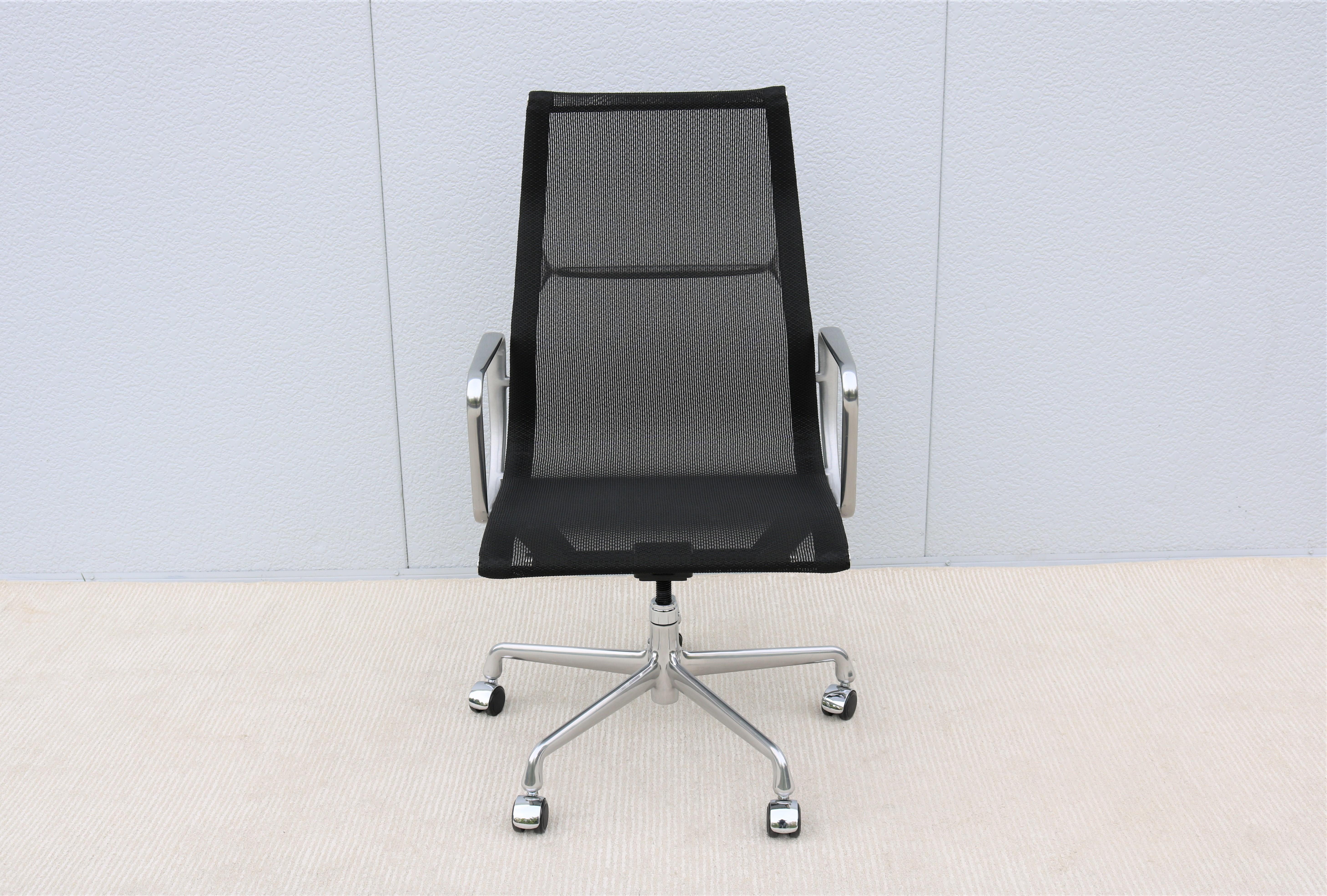 American Mid-Century Modern Herman Miller Eames Aluminum Group Black Mesh Executive Chair For Sale