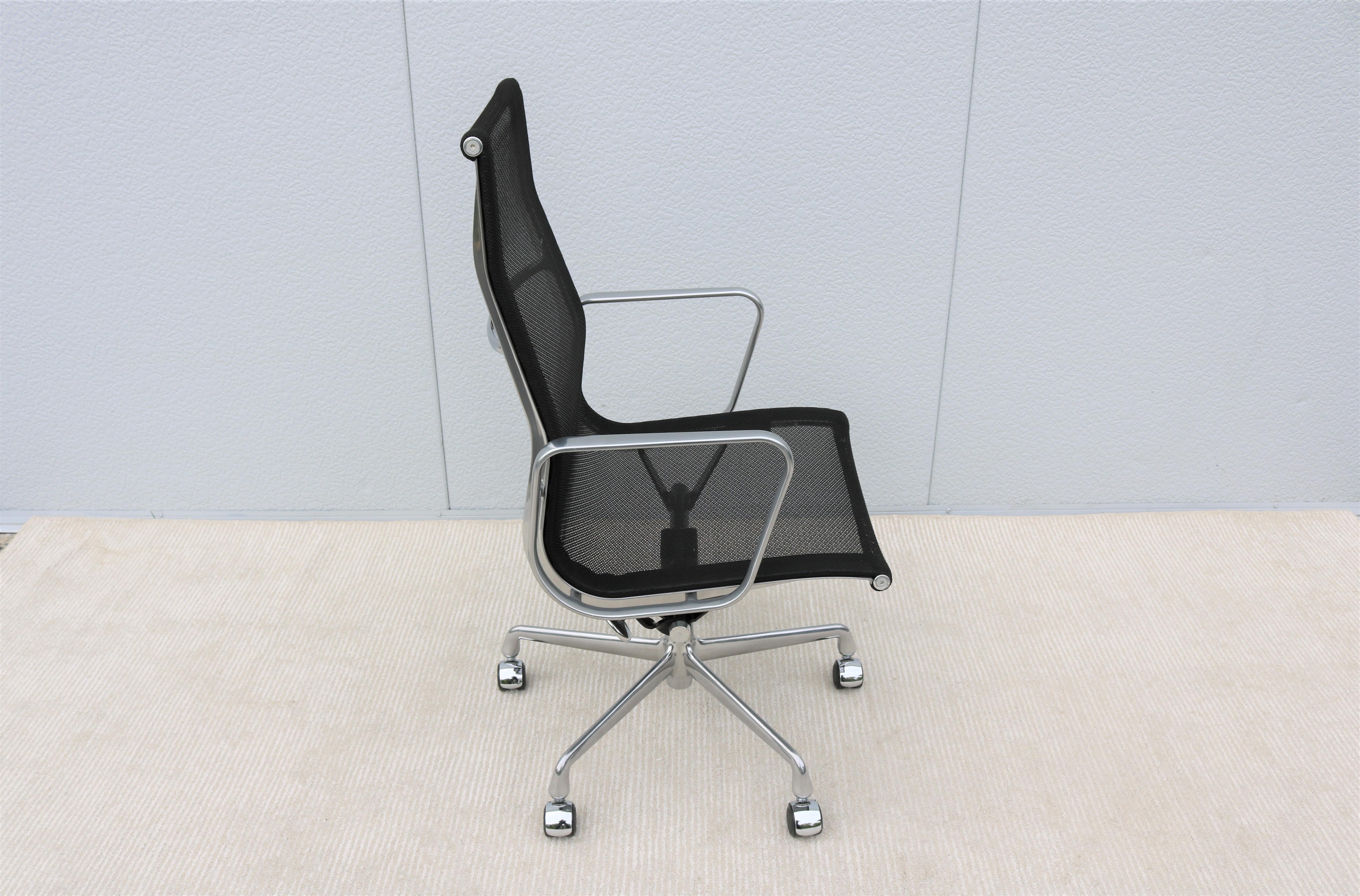 Mid-Century Modern Herman Miller Eames Aluminum Group Black Mesh Executive Chair In Good Condition For Sale In Secaucus, NJ