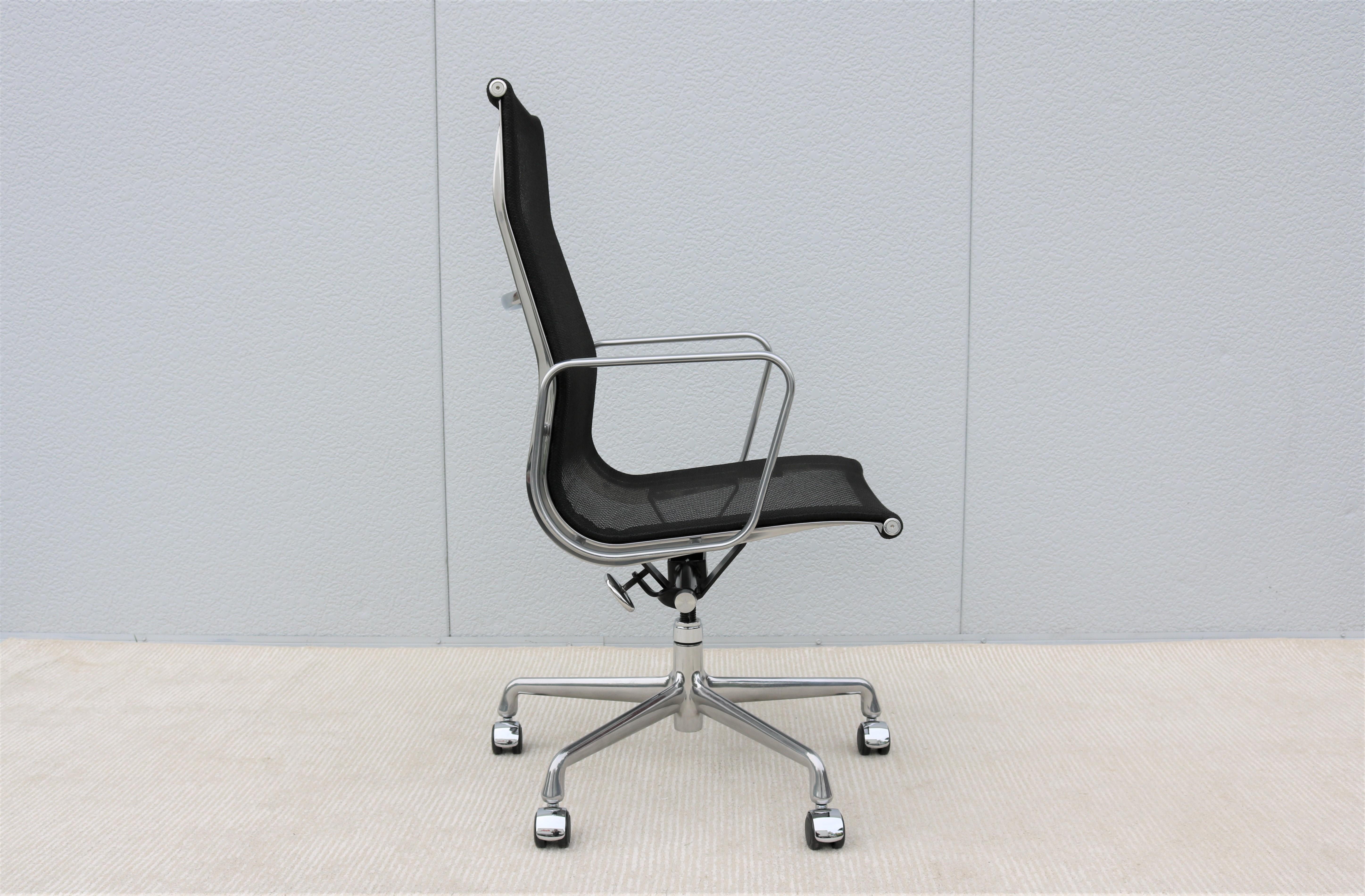 Contemporary Mid-Century Modern Herman Miller Eames Aluminum Group Black Mesh Executive Chair For Sale