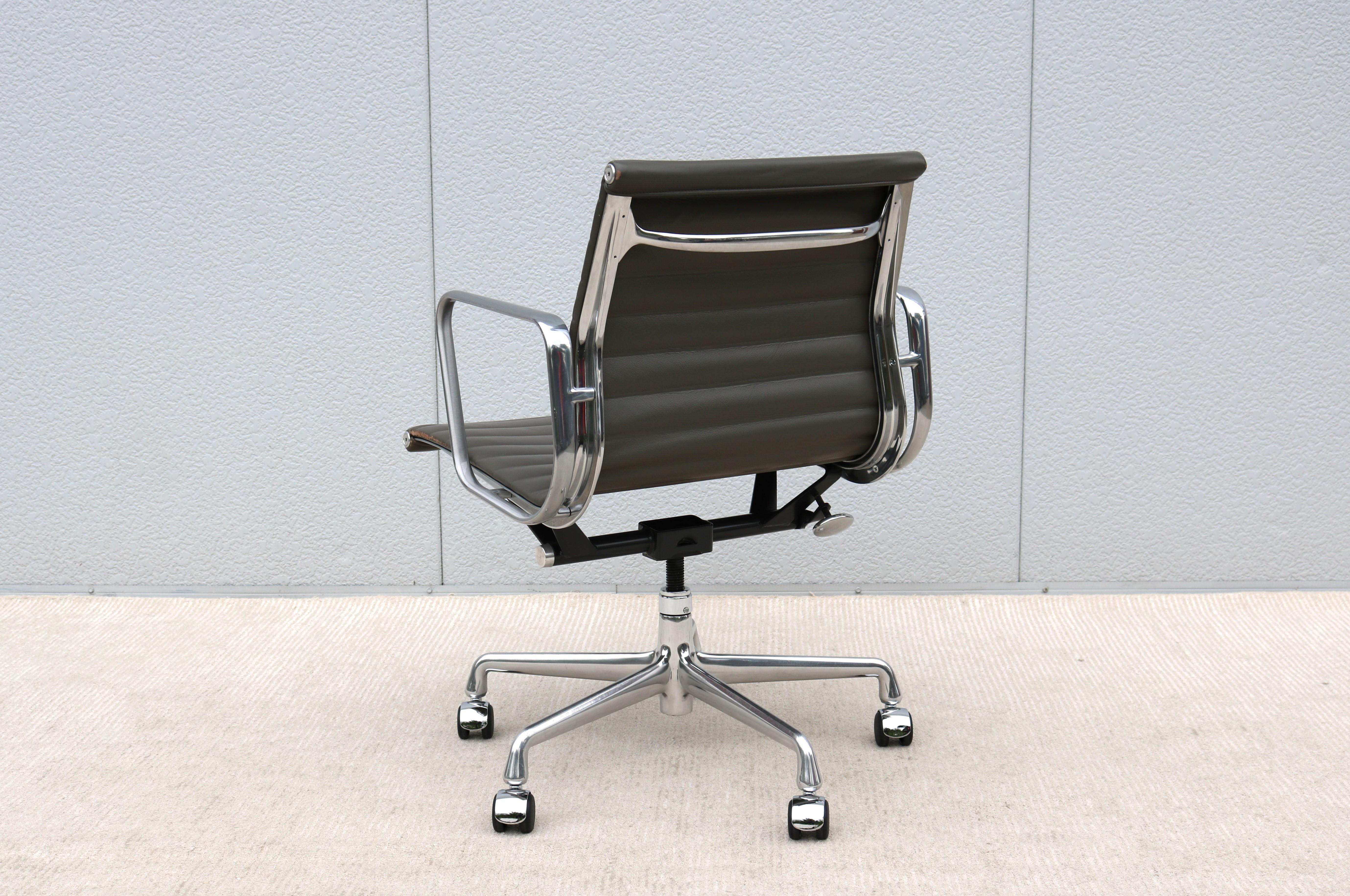 Mid-Century Modern Herman Miller Eames Aluminum Group Charcoal Management Chair For Sale 4