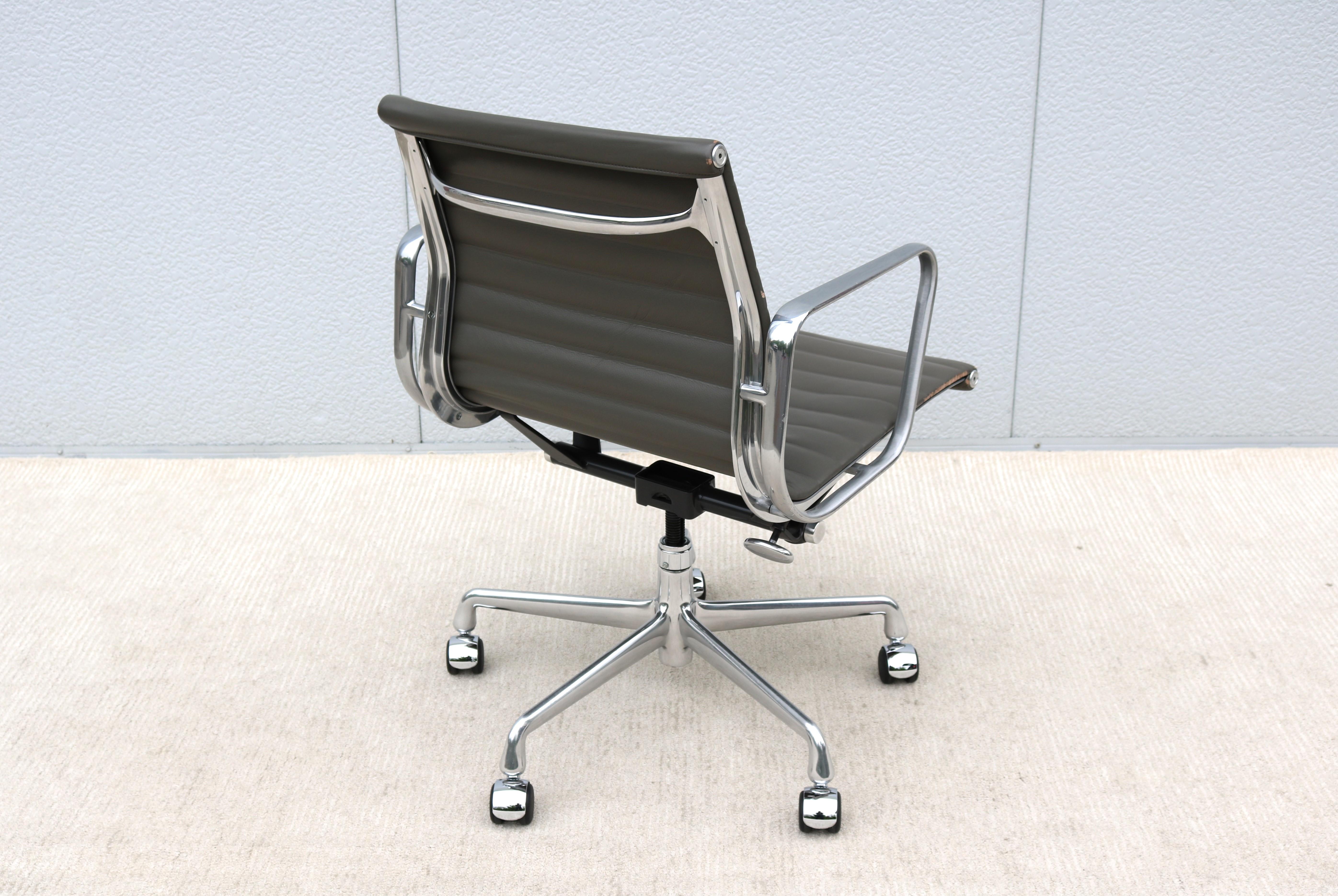 Mid-Century Modern Herman Miller Eames Aluminum Group Charcoal Management Chair For Sale 5