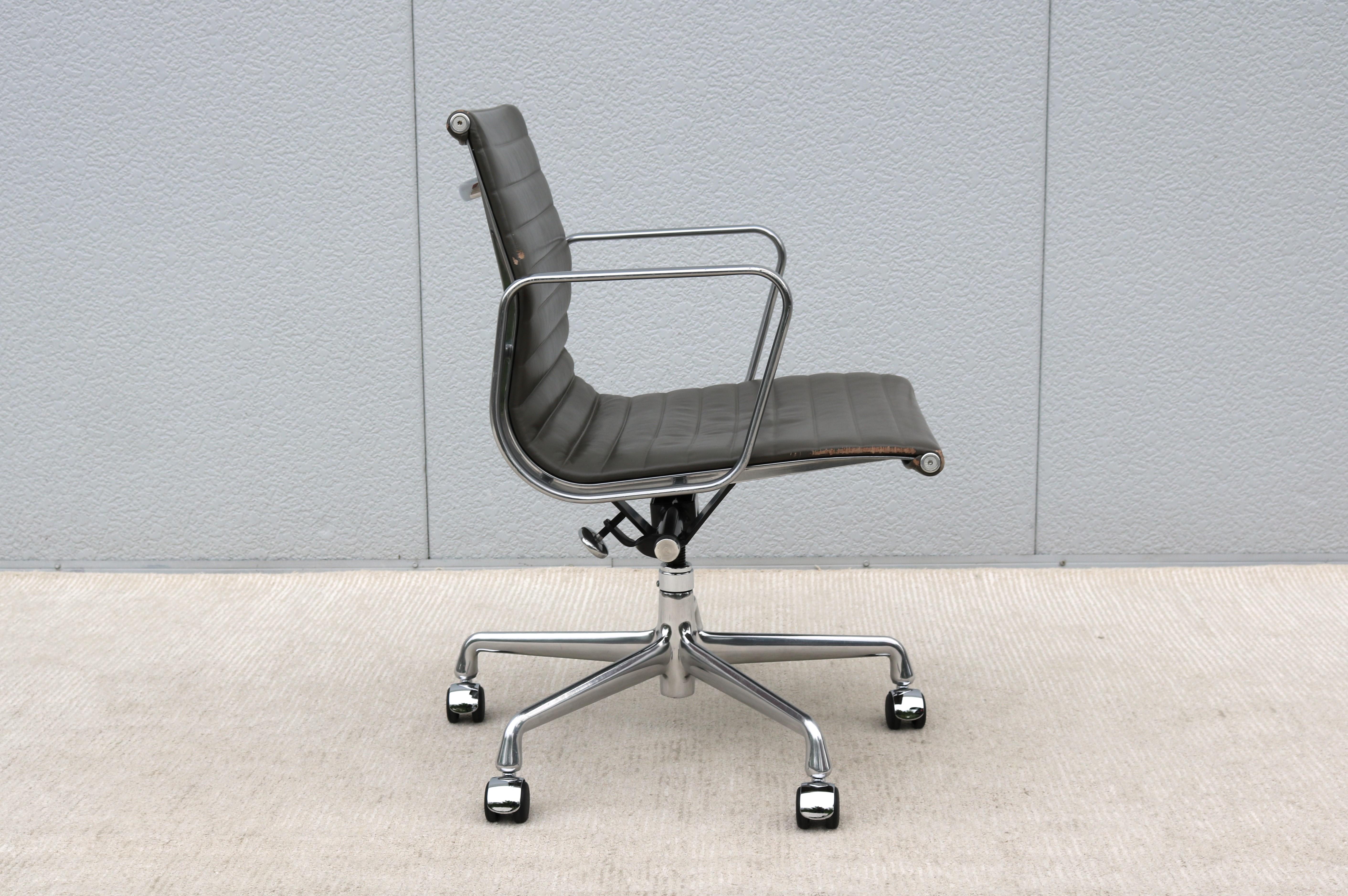 Mid-Century Modern Herman Miller Eames Aluminum Group Charcoal Management Chair For Sale 6